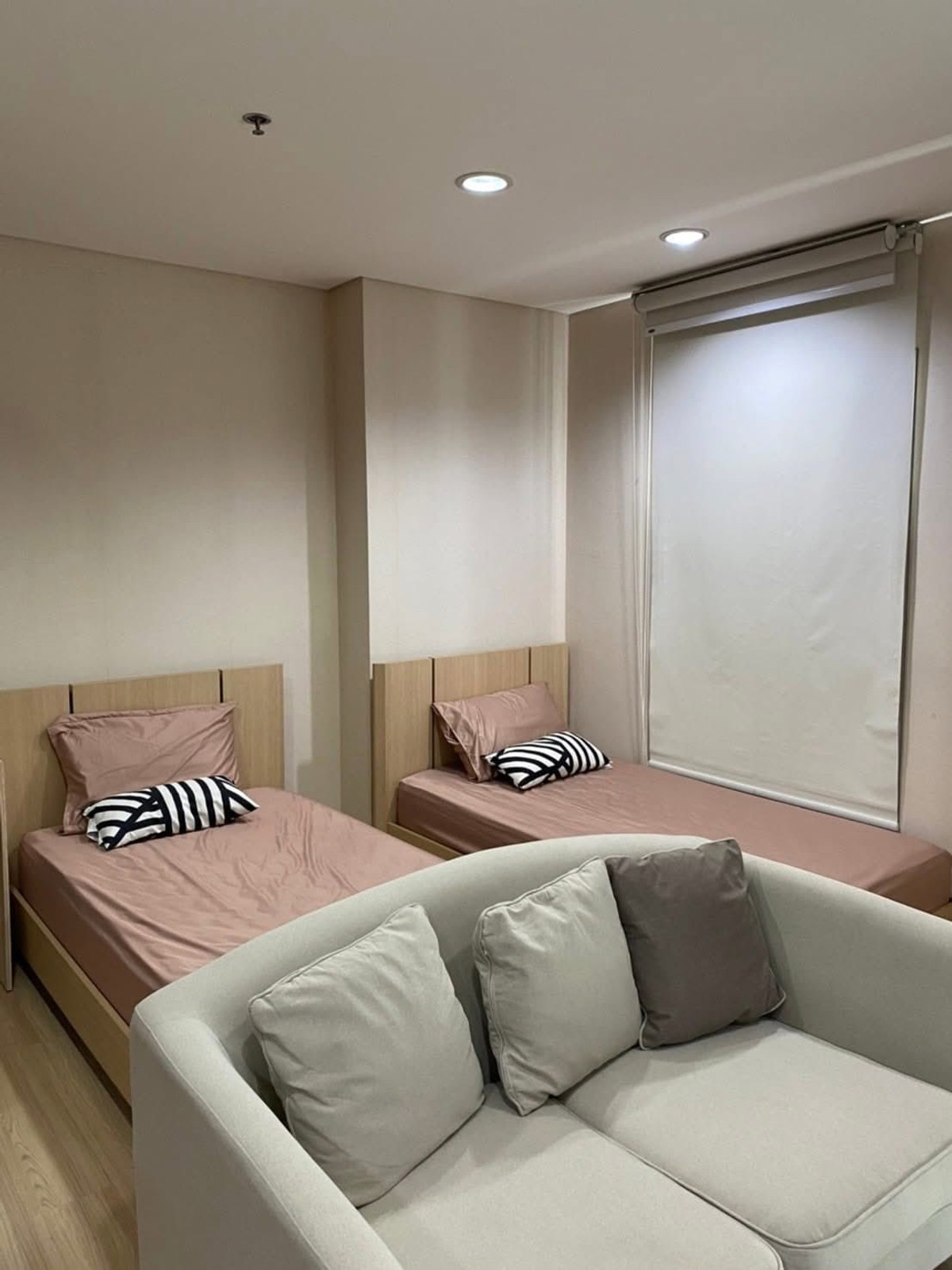 For RentCondoSapankwai,Jatujak : Condo near BTS Saphan Khwai, beautiful corner room, ready to move in, can make an appointment to see the room.