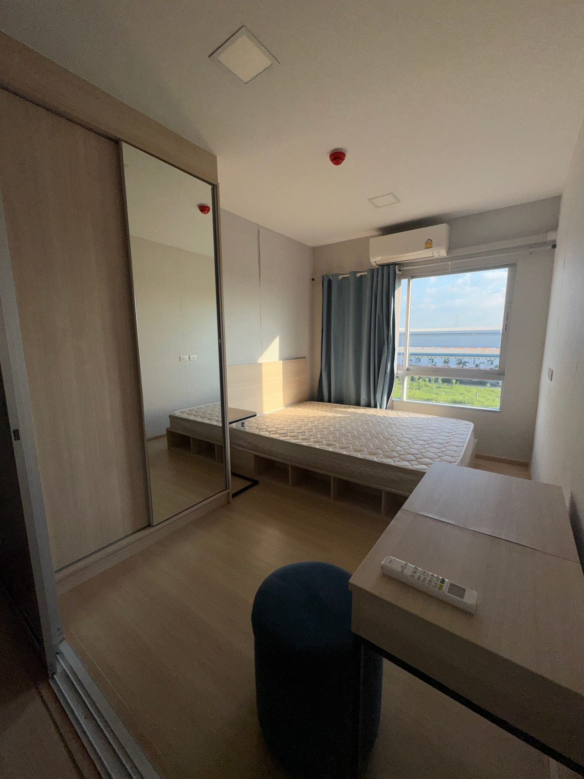 ให้เช่าคอนโดปทุมธานี รังสิต ธรรมศาสตร์ : ✅ ว่าง! พร้อมเข้าอยู่ Plum ALIVE 2 🌟 ค่าเช่าถูก! 7,500 บาท/เดือน 🛏 1 ห้องนอนบานสไลด์ 📏 26 ตร.ม. 🏙️ ตึก D ชั้น 6 🚫 ไม่รับ Co-Agent