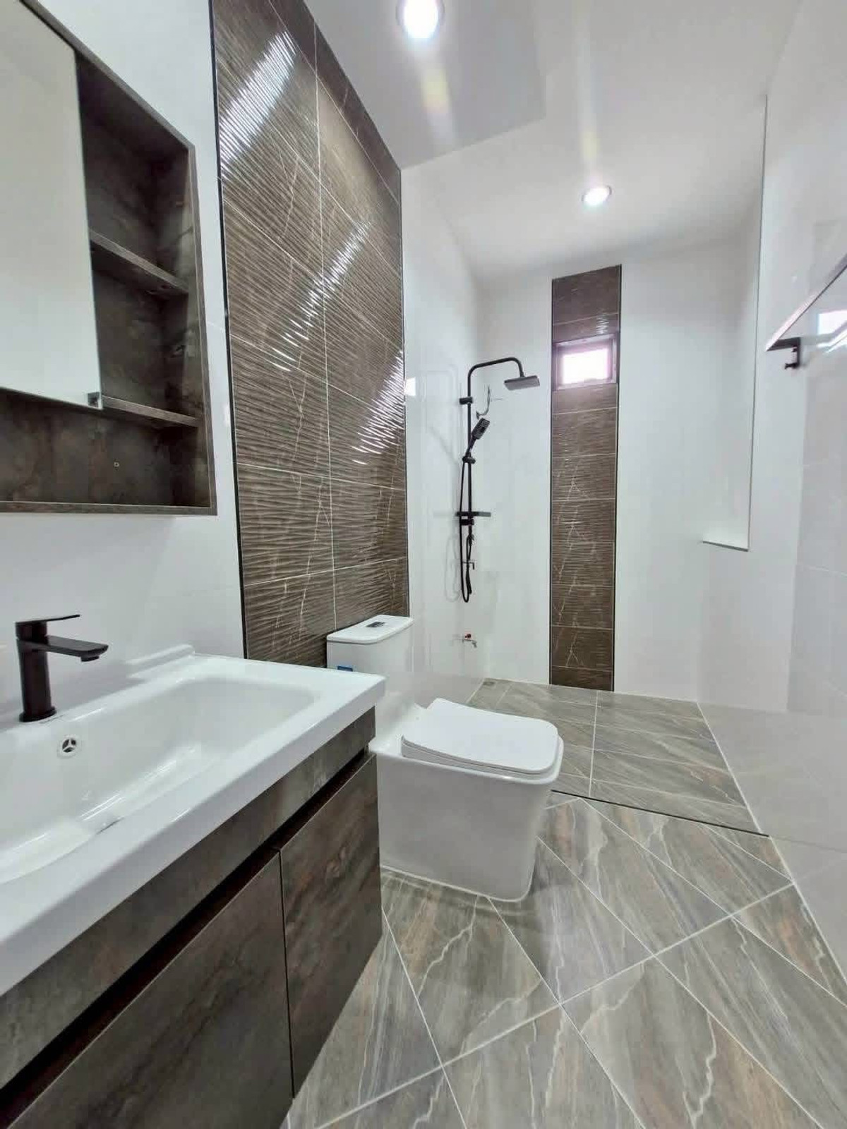 For SaleHousePattaya, Bangsaen, Chonburi : Detached House Soi Lung Chiu Huai Yai / 3 Bedrooms (FOR SALE) AM019