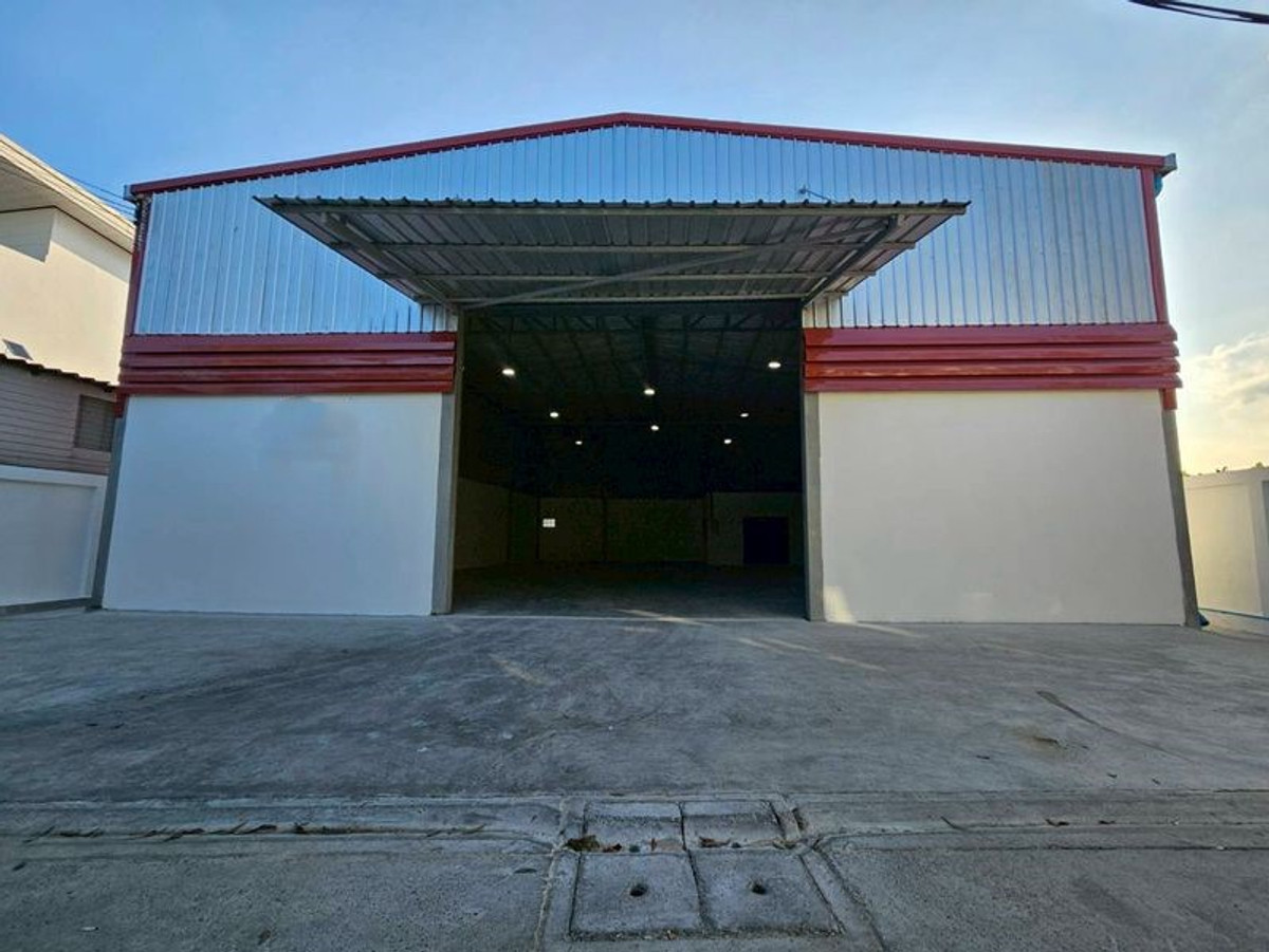 ให้เช่าโกดังสมุทรปราการ สำโรง : ให้เช่าโกดังใหม่ พร้อมออฟฟิศ สูง 8 เมตร ประตูรีโมท มีห้องทำงาน