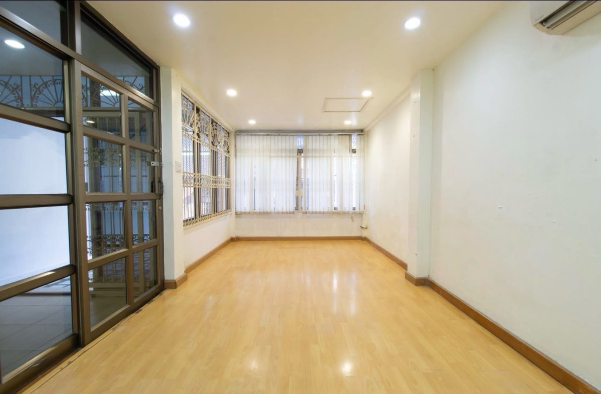 For SaleTownhomeSathorn, Narathiwat : Rare Sathorn Townhome for Sale near MRT Lumphini | Rama 4 – Yen Akat | Home Office Potential