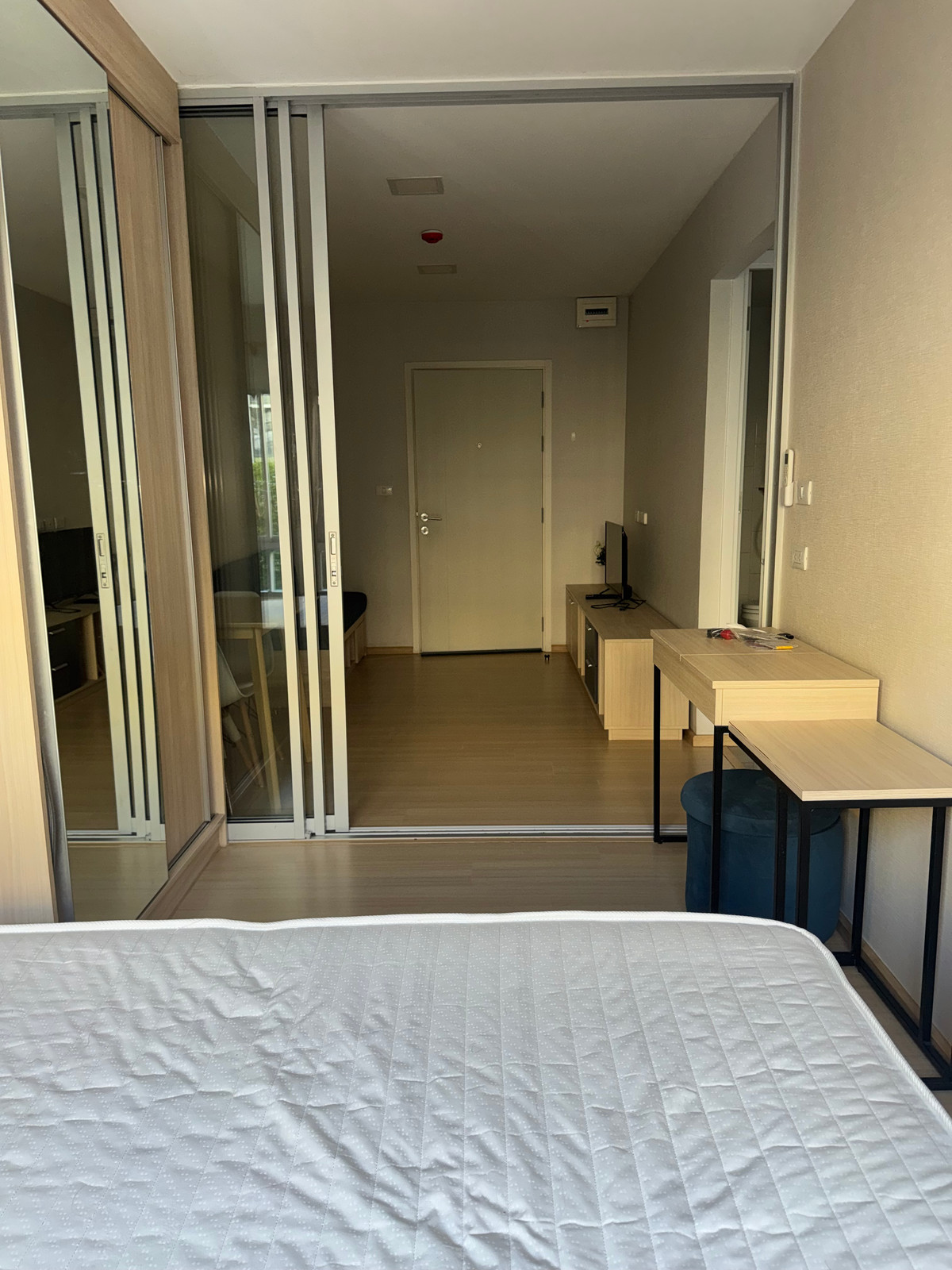 ให้เช่าคอนโดปทุมธานี รังสิต ธรรมศาสตร์ : ✅ ว่าง! พร้อมเข้าอยู่ Plum ALIVE 1 🌟 ค่าเช่าถูก! 7,500 บาท/เดือน 🛏 1 ห้องนอน 1 ห้องน้ำ 📏 26 ตร.ม. 🏙️ ตึก D ชั้น 2-3 เลขที่ห้องดี 94/XXX ! 🚫 ไม่รับ Co-Agent