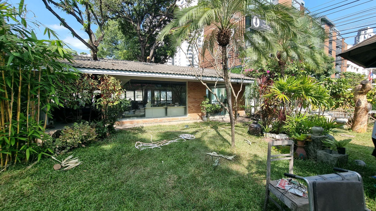 For RentRetail SpaceSukhumvit, Asoke, Thonglor : Thonglor, building for rent with garden  suitable for businesses that are not crowded, such as furniture showrooms. or display art  total area approximately 210 square meters