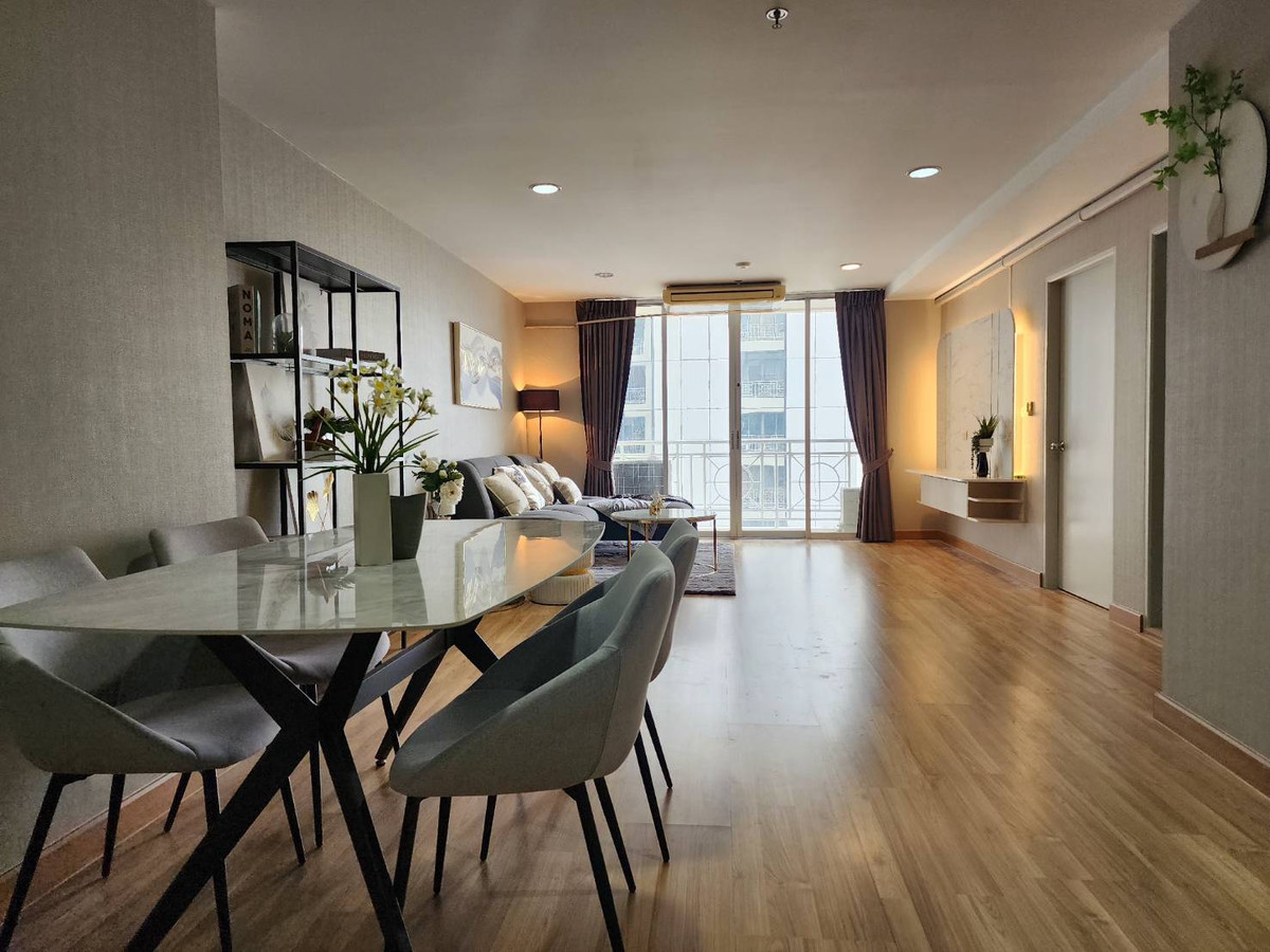 For RentCondoSukhumvit, Asoke, Thonglor : ✨For rent: Asoke Place, 2 bedrooms, fully furnished. Convenient transportation, near BTS Asoke / MRT Sukhumvit, ready to move in.