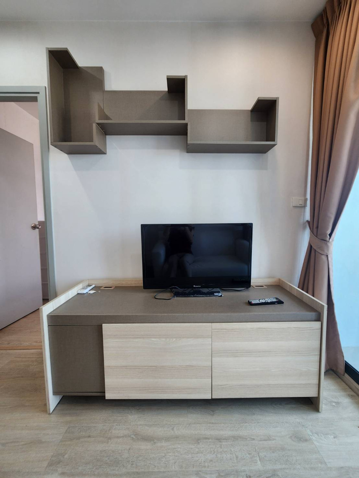 For RentCondoThaphra, Talat Phlu, Wutthakat : For rent, very cheap, Ideo Sathorn Thapra (Ideo Sathorn Thapra), next to BTS Pho Nimit, with furniture + washing machine, only 8,500 baht.