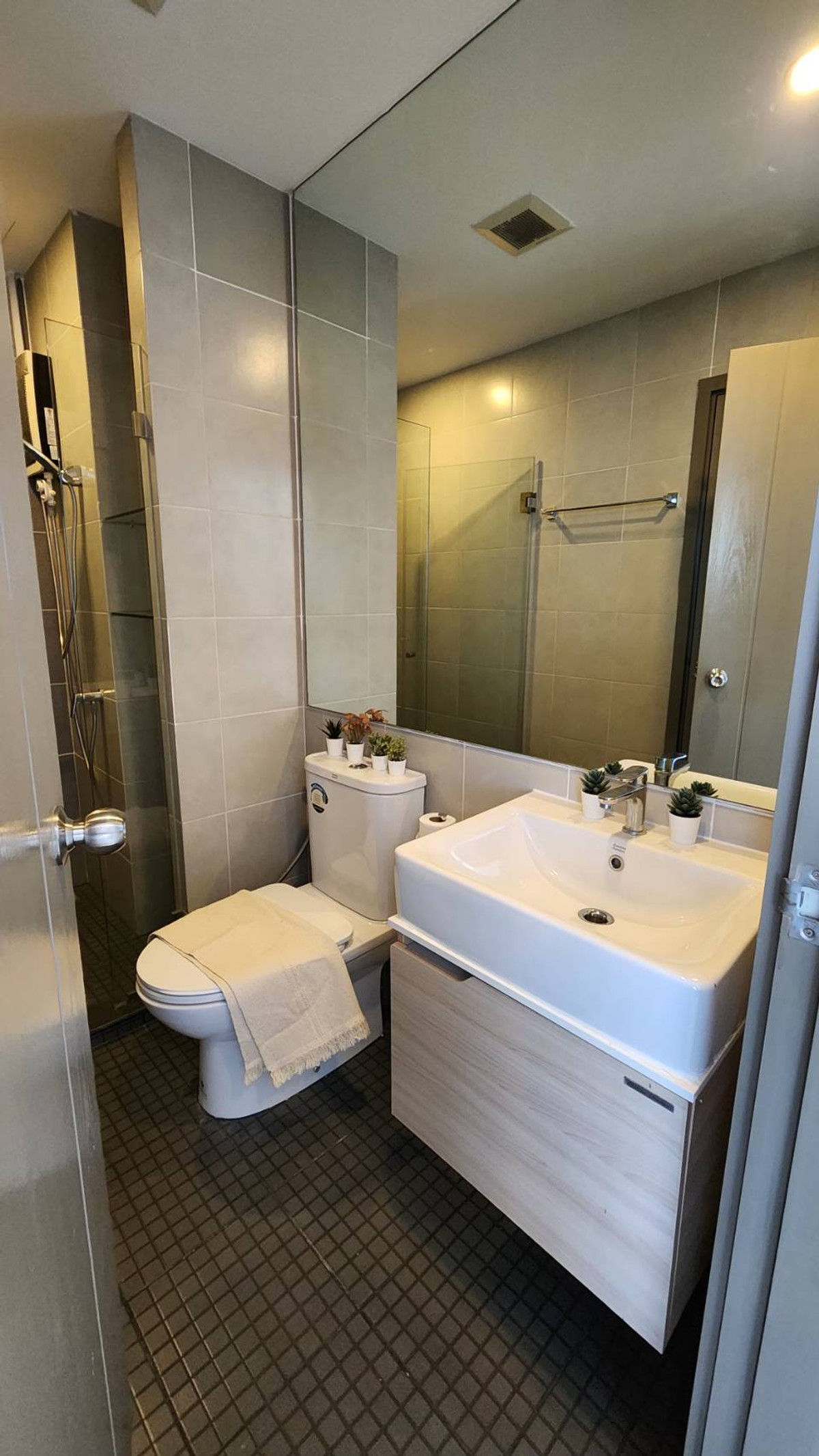 For RentCondoBangna, Bearing, Lasalle : Condo for Rent: Ideo O2 Near BTS Bang Na (approx. 300 meters)