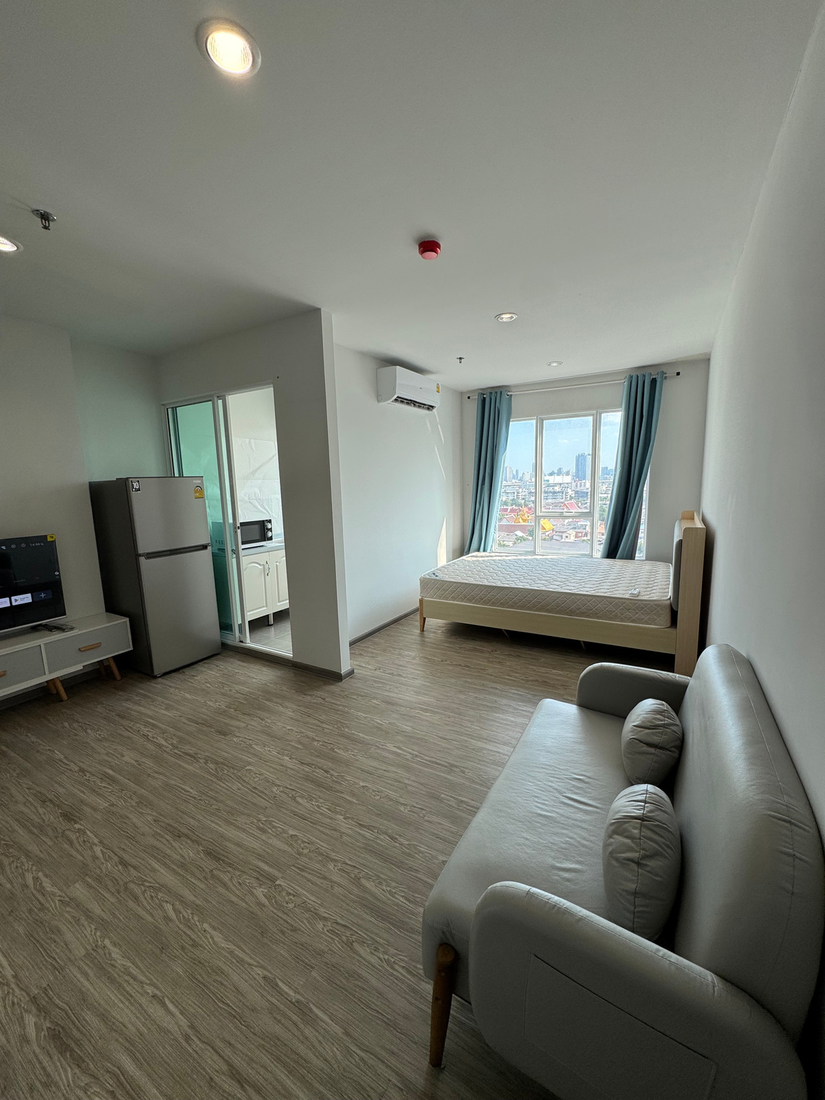 For RentCondoBang Sue, Wong Sawang, Tao Pun : ✅ Available! Ready to Move-in ! 🌟 Cheapest for Rent! 7500 THB/month 🛏 Studio 📏 28 sq.m. 🏙 Building D = 10th Fl. 🚫 No Co-Agent