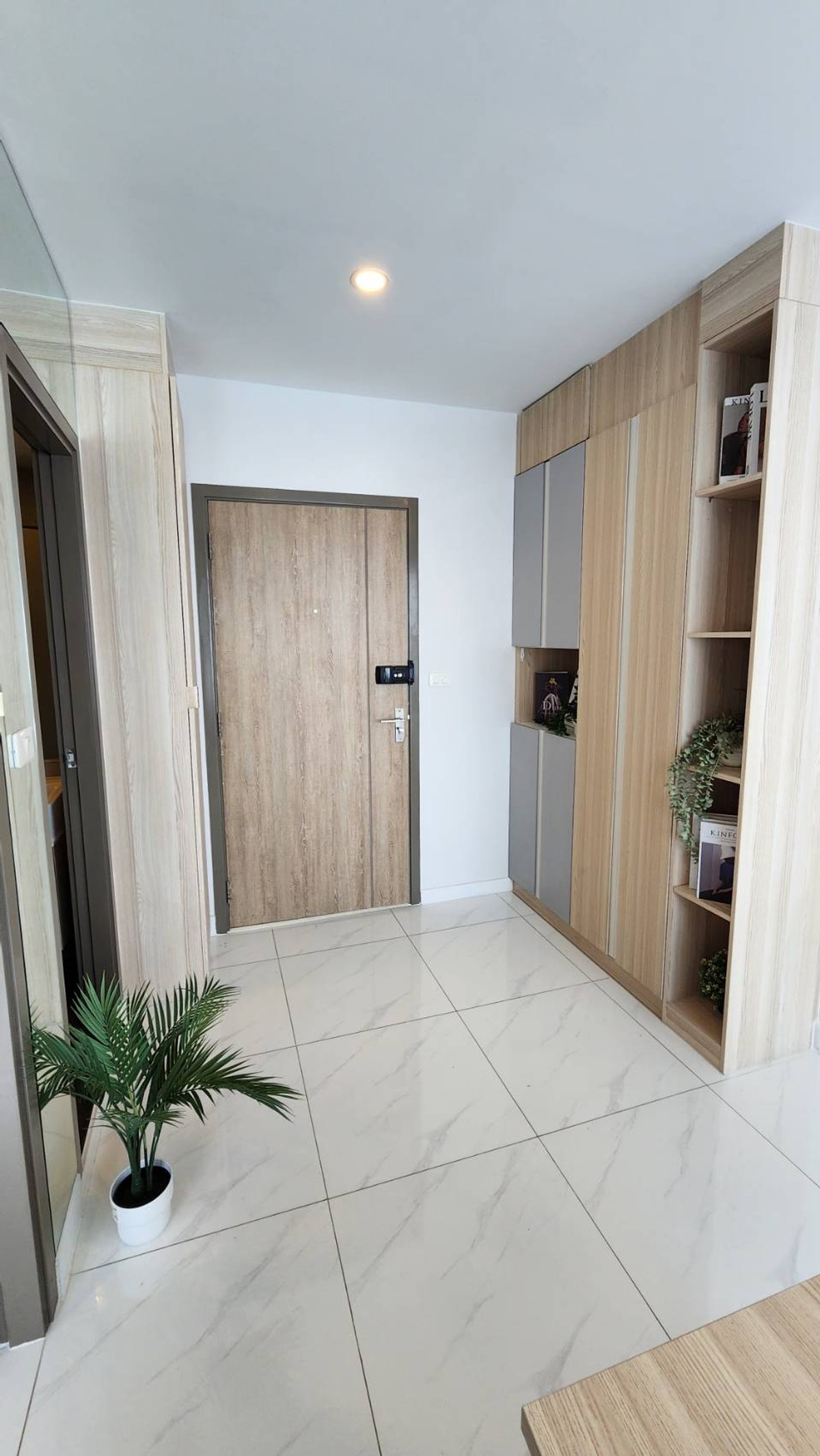 For RentCondoBangna, Bearing, Lasalle : Condo for Rent: Ideo O2 Near BTS Bang Na (approx. 300 meters)