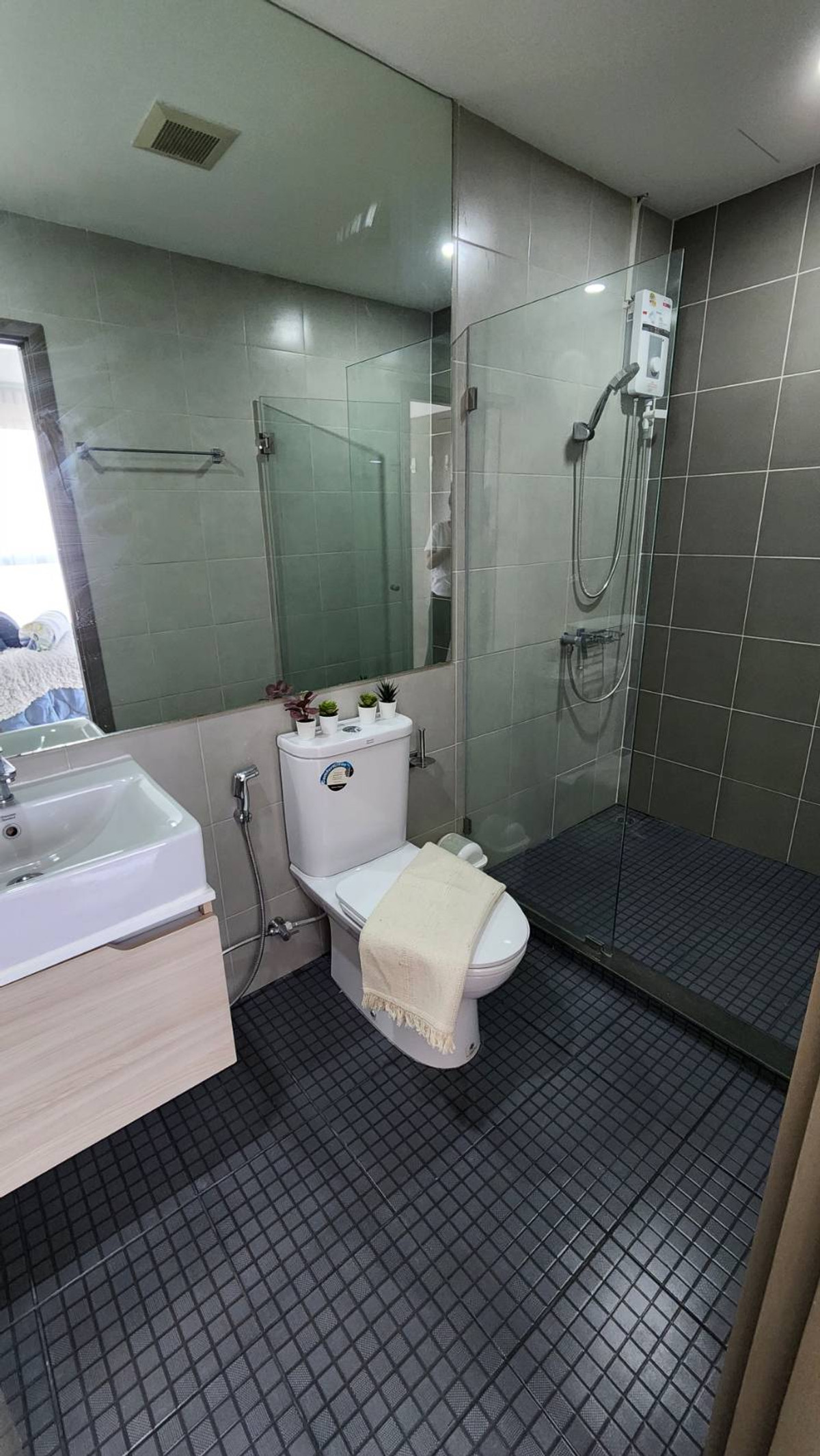 For RentCondoBangna, Bearing, Lasalle : Condo for Rent: Ideo O2 Near BTS Bang Na (approx. 300 meters)