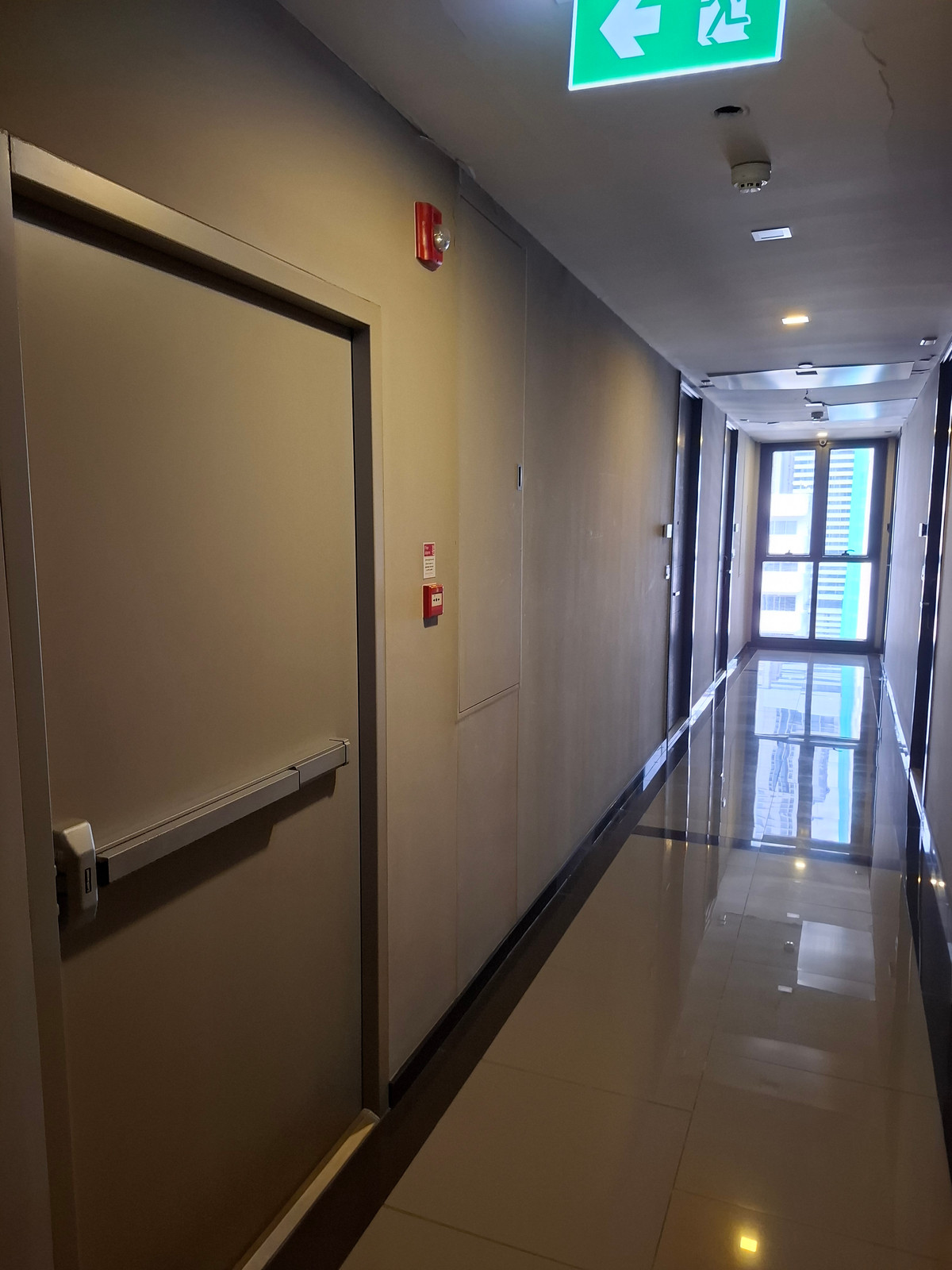 For RentCondoSukhumvit, Asoke, Thonglor : 🏛️Hotel-Style Luxury: City View & Valuables Display Drawer in Asoke