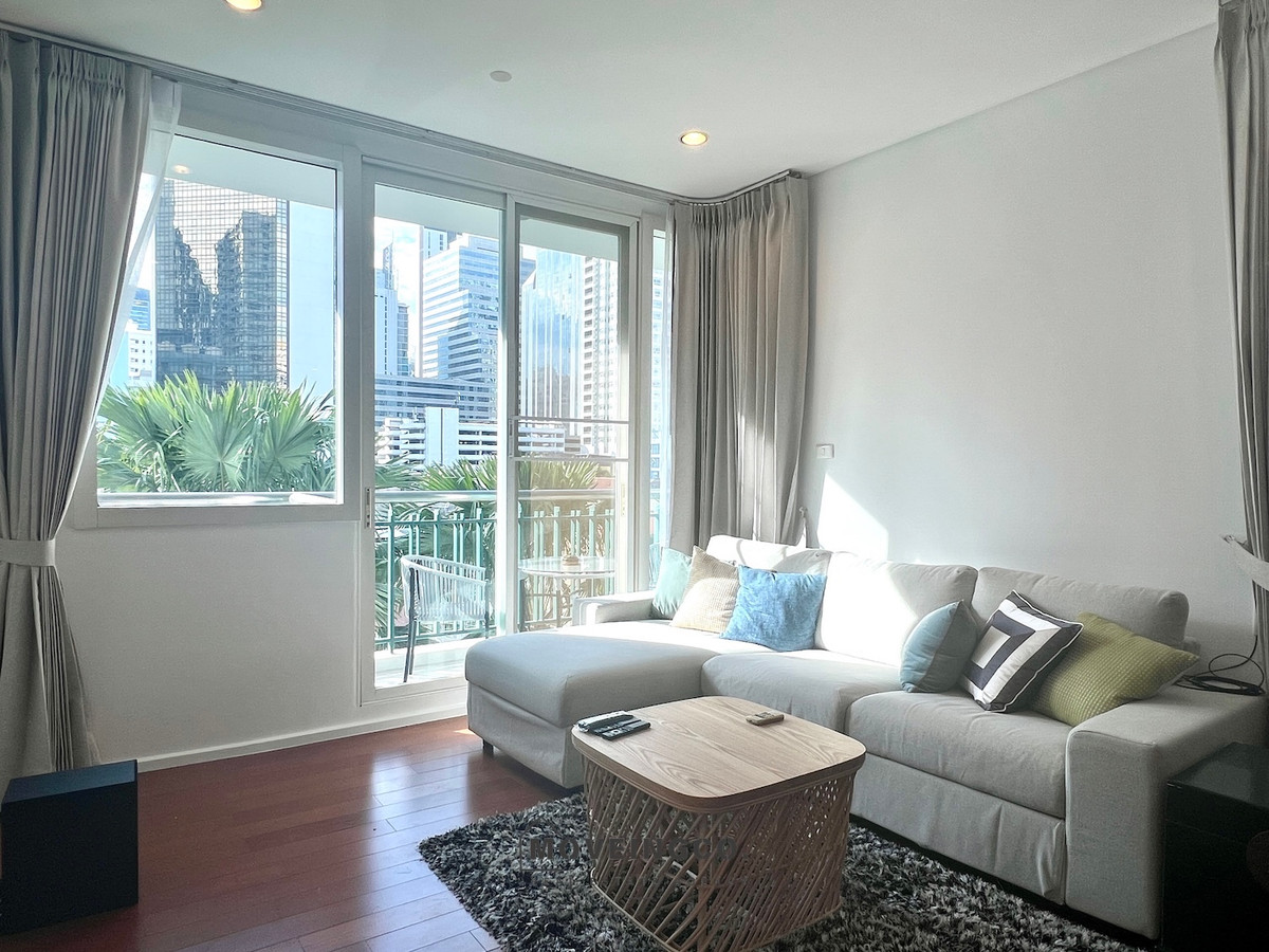 ให้เช่าคอนโดสุขุมวิท อโศก ทองหล่อ : คอนโด 2 ห้องนอนแต่งสวย ใกล้อโศกและพร้อมพงศ์ วิวสระว่ายน้ำ