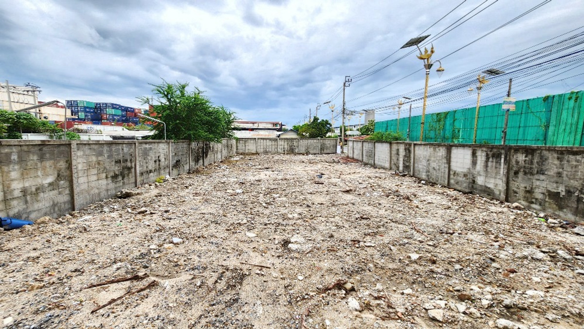 For RentShop HouseLadkrabang, Suwannaphum Airport : Commercial building for rent, 4 units, 4.5 floors, width 14 meters, next to the main road, King Kaew, Suvarnabhumi, with parking for 20 cars, connected to Bangna, Suan Luang, Lat Krabang and the expressway motorway.