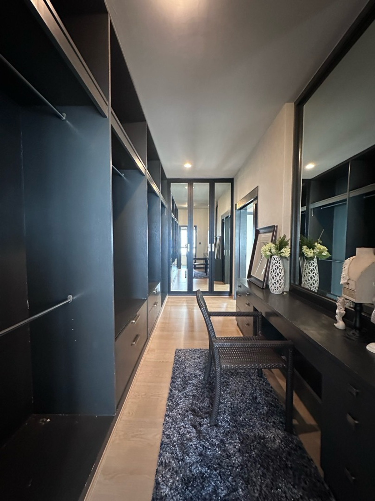 For RentHousePattanakan, Srinakarin : 💎 稀有大户型别墅！6卧5卫 + 多功能房 + 独立佣人房
距离 Brighton 国际学校仅 1 分钟，月租仅 220,000 泰铢

🌟 一次看房，看遍整个项目！同项目及周边区域还有多套房源可选 🌟

📌 可立即入住