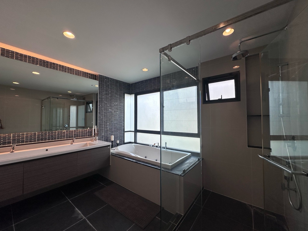 For RentHousePattanakan, Srinakarin : 💎 稀有大户型别墅！6卧5卫 + 多功能房 + 独立佣人房
距离 Brighton 国际学校仅 1 分钟，月租仅 220,000 泰铢

🌟 一次看房，看遍整个项目！同项目及周边区域还有多套房源可选 🌟

📌 可立即入住