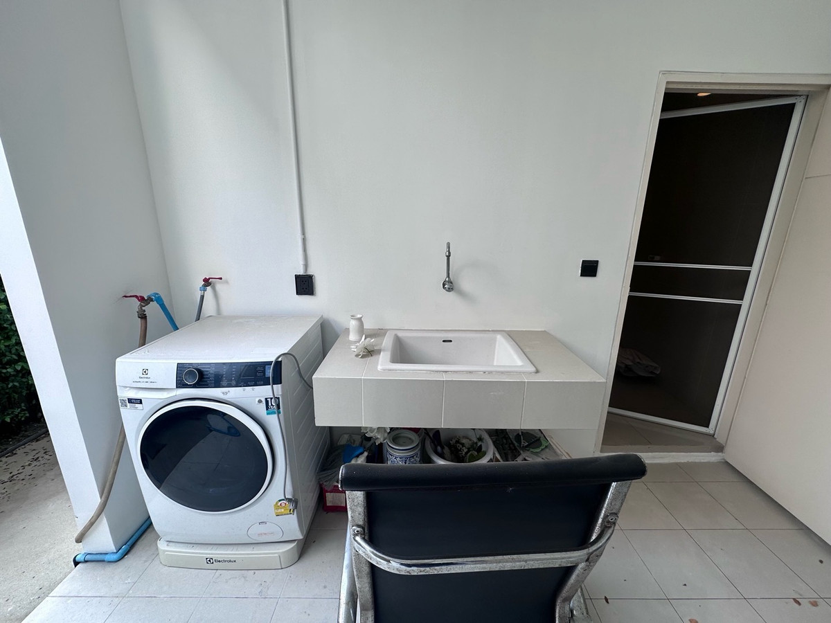 For RentHousePattanakan, Srinakarin : 💎 稀有大户型别墅！6卧5卫 + 多功能房 + 独立佣人房
距离 Brighton 国际学校仅 1 分钟，月租仅 220,000 泰铢

🌟 一次看房，看遍整个项目！同项目及周边区域还有多套房源可选 🌟

📌 可立即入住