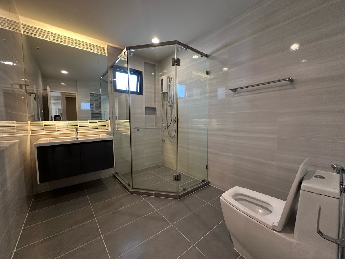 For RentHousePattanakan, Srinakarin : 💎 稀有大户型别墅！6卧5卫 + 多功能房 + 独立佣人房
距离 Brighton 国际学校仅 1 分钟，月租仅 220,000 泰铢

🌟 一次看房，看遍整个项目！同项目及周边区域还有多套房源可选 🌟

📌 可立即入住