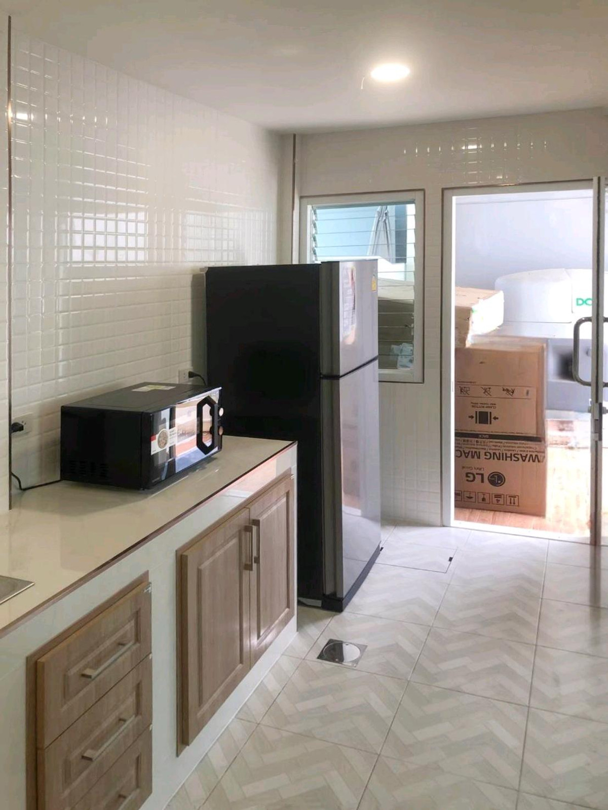 ให้เช่าทาวน์โฮมบางนา แบริ่ง ลาซาล : 🚩🌟🍀 ให้เช่า อินดี้ บางนา-รามคำแหง2 ทาวน์โฮมพรีเมียมเกรด หลังริม ตั้งบนทำเลศักยภาพ เดินทางง่าย ใกล้รถไฟฟ้า และรายล้อมไปด้วยสิ่งอำนวยควมสะดวกมากมาย ห้างใหญ่ ถนนใหญ่ ใกล้ทางด่วน✅ 