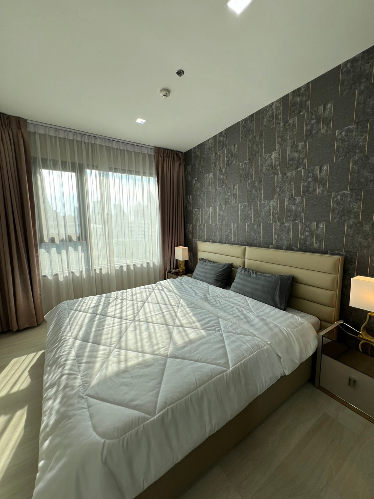 For RentCondoWitthayu, Chidlom, Langsuan, Ploenchit : **Life One Wireless Condo for rent, 26,000 baht, 1 bedroom, 35 sq m, BTS Ploenchit, BTS Chidlom, near Witthayu, Chidlom, Ploenchit, Sukhumvit, Rama 9, Ratchada, Sathorn, Silom, Chula, Siam, CentralWorld, Central Embassy, ​​Central Chidlom, Bumrungrad,