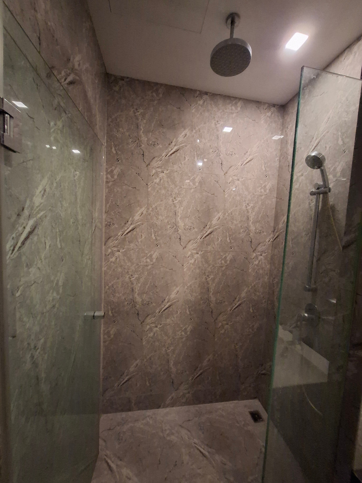 For RentCondoSukhumvit, Asoke, Thonglor : 🏛️Hotel-Style Luxury: City View & Valuables Display Drawer in Asoke