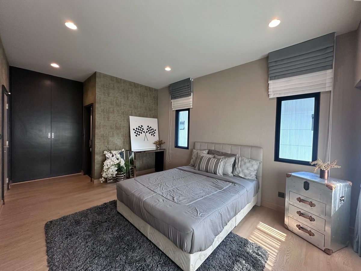 For RentHousePattanakan, Srinakarin : 💎 稀有大户型别墅！6卧5卫 + 多功能房 + 独立佣人房
距离 Brighton 国际学校仅 1 分钟，月租仅 220,000 泰铢

🌟 一次看房，看遍整个项目！同项目及周边区域还有多套房源可选 🌟

📌 可立即入住