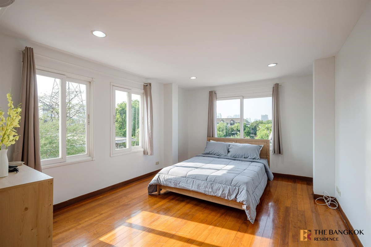 ให้เช่าบ้านสะพานควาย จตุจักร :  Bussarakam Place 🏡 ทาวน์โฮมพูลวิลล่า 4 ชั้น พร้อมสระว่ายน้ำ ใจกลางกรุงเทพ! 🤽🏻‍♂️ 