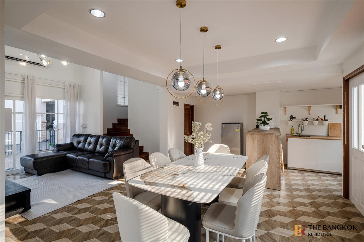 ให้เช่าบ้านสะพานควาย จตุจักร :  Bussarakam Place 🏡 ทาวน์โฮมพูลวิลล่า 4 ชั้น พร้อมสระว่ายน้ำ ใจกลางกรุงเทพ! 🤽🏻‍♂️ 