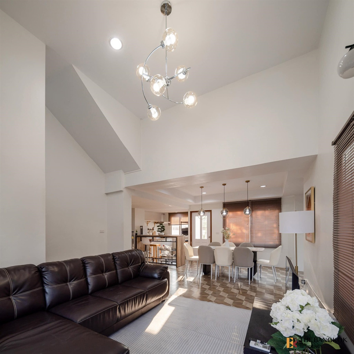 ให้เช่าบ้านสะพานควาย จตุจักร :  Bussarakam Place 🏡 ทาวน์โฮมพูลวิลล่า 4 ชั้น พร้อมสระว่ายน้ำ ใจกลางกรุงเทพ! 🤽🏻‍♂️ 