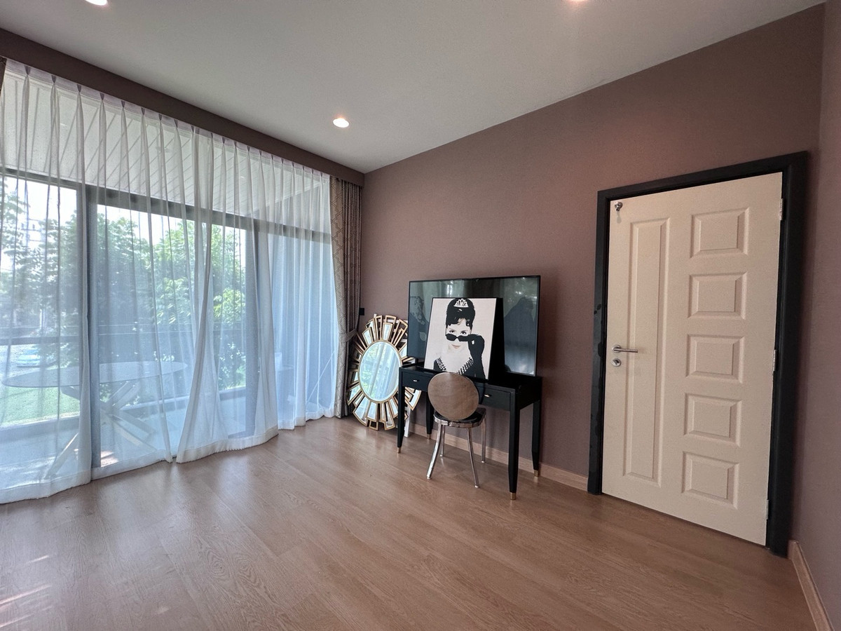 For RentHousePattanakan, Srinakarin : 💎 稀有大户型别墅！6卧5卫 + 多功能房 + 独立佣人房
距离 Brighton 国际学校仅 1 分钟，月租仅 220,000 泰铢

🌟 一次看房，看遍整个项目！同项目及周边区域还有多套房源可选 🌟

📌 可立即入住