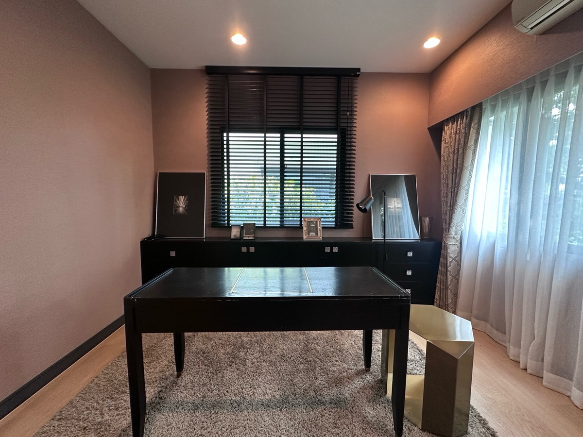 For RentHousePattanakan, Srinakarin : 💎 稀有大户型别墅！6卧5卫 + 多功能房 + 独立佣人房
距离 Brighton 国际学校仅 1 分钟，月租仅 220,000 泰铢

🌟 一次看房，看遍整个项目！同项目及周边区域还有多套房源可选 🌟

📌 可立即入住