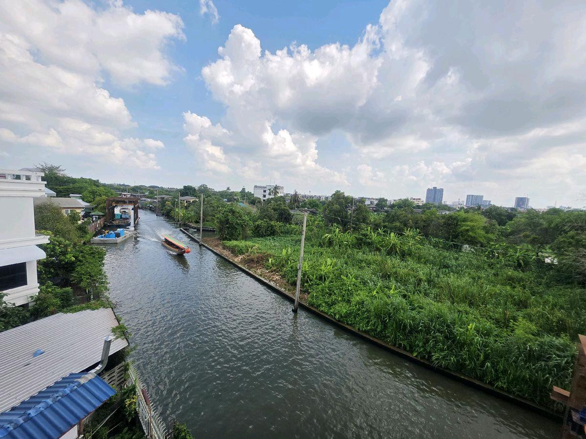 Hotel&Apartment BusinessThaphra, Talat Phlu, Wutthakat : (Owner post, Agent welcome) Sell and rent commercial building, 3 floors, 2 units, along Khlong Mon, suitable for renovation to make a boutique hotel-hostel-Airbnb, near MRT Charan 13, has parking.