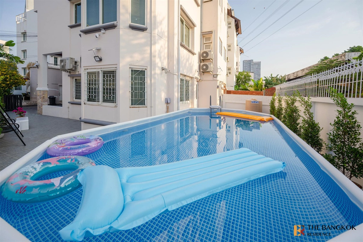 ให้เช่าบ้านสะพานควาย จตุจักร :  Bussarakam Place 🏡 ทาวน์โฮมพูลวิลล่า 4 ชั้น พร้อมสระว่ายน้ำ ใจกลางกรุงเทพ! 🤽🏻‍♂️ 