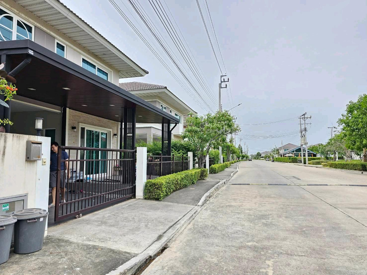 For RentHouseBang kae, Phetkasem : ✨ House in good position There is no house across the street. Easy to walk in and out The atmosphere is private.