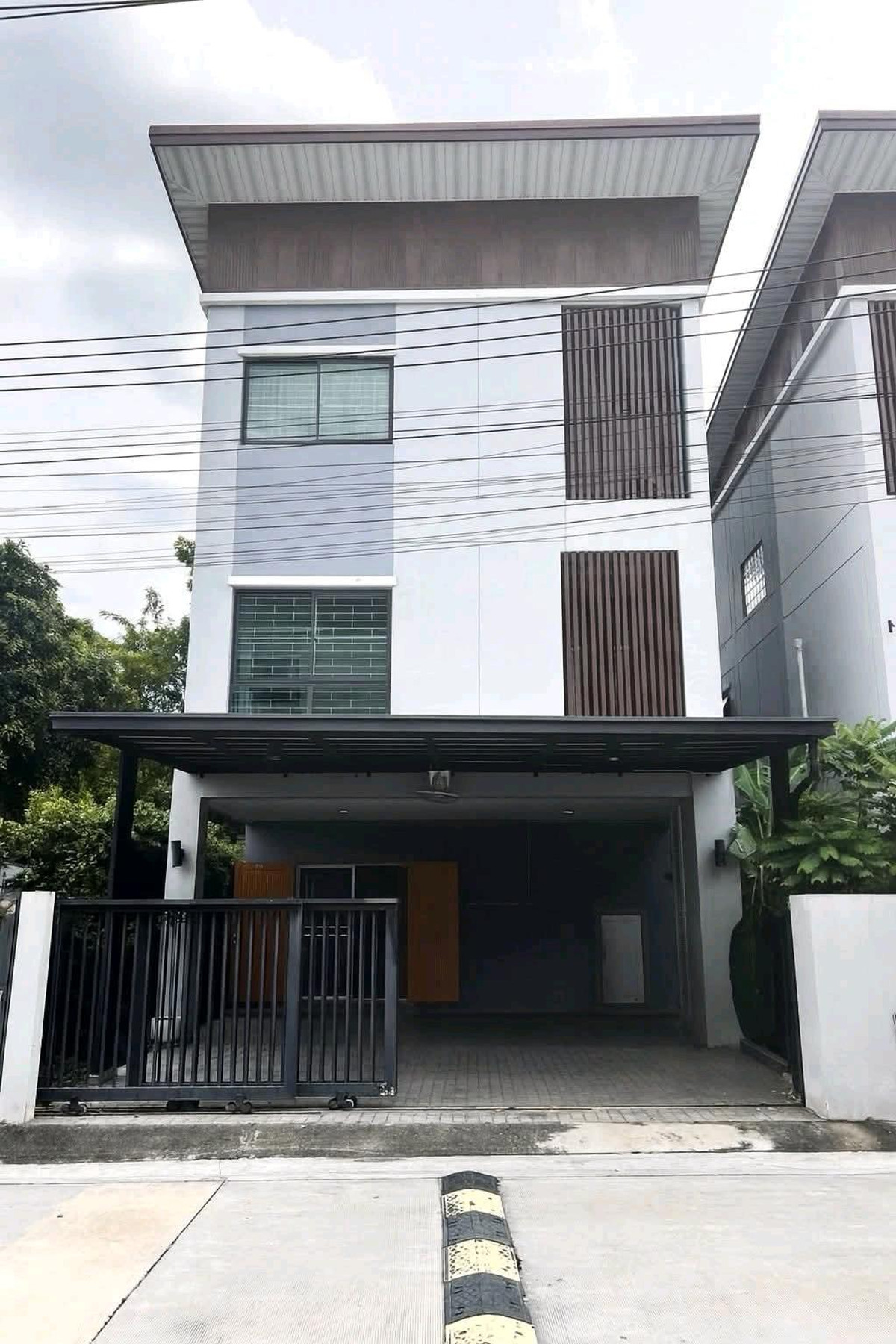 For RentHouseRatchadapisek, Huaikwang, Suttisan : 🌜🌟🌛3-storey detached house for rent, corner house, next to the garden, Siri House Village, Ratchada 18 
, potential location in the heart of Ratchada-Lat Phrao.