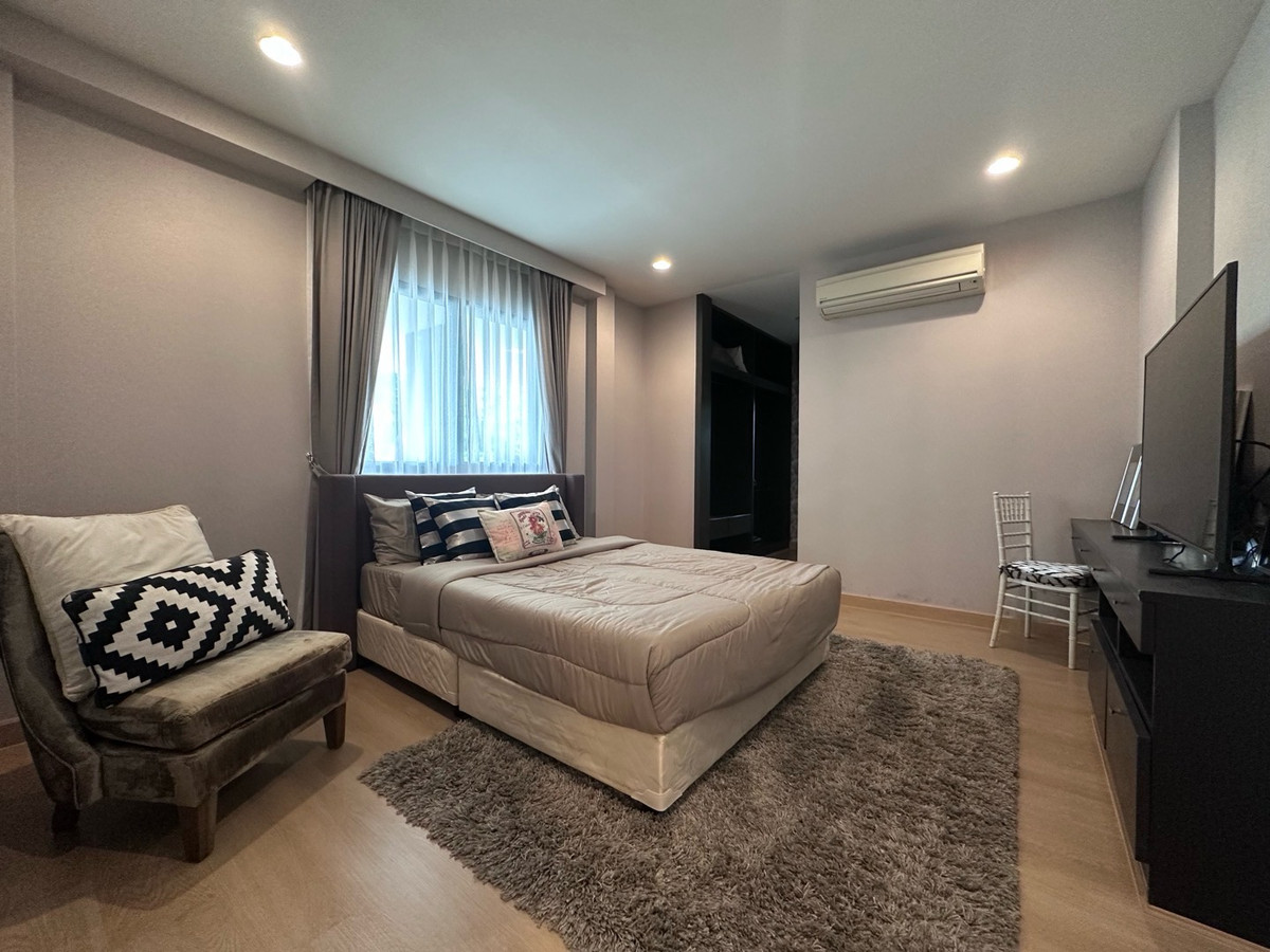 For RentHousePattanakan, Srinakarin : 💎 稀有大户型别墅！6卧5卫 + 多功能房 + 独立佣人房
距离 Brighton 国际学校仅 1 分钟，月租仅 220,000 泰铢

🌟 一次看房，看遍整个项目！同项目及周边区域还有多套房源可选 🌟

📌 可立即入住