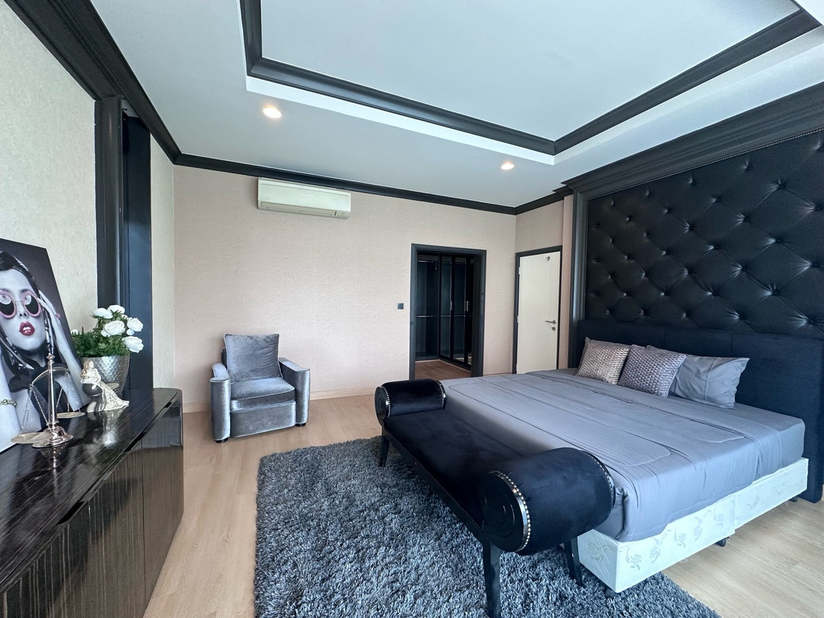 For RentHousePattanakan, Srinakarin : 💎 稀有大户型别墅！6卧5卫 + 多功能房 + 独立佣人房
距离 Brighton 国际学校仅 1 分钟，月租仅 220,000 泰铢

🌟 一次看房，看遍整个项目！同项目及周边区域还有多套房源可选 🌟

📌 可立即入住