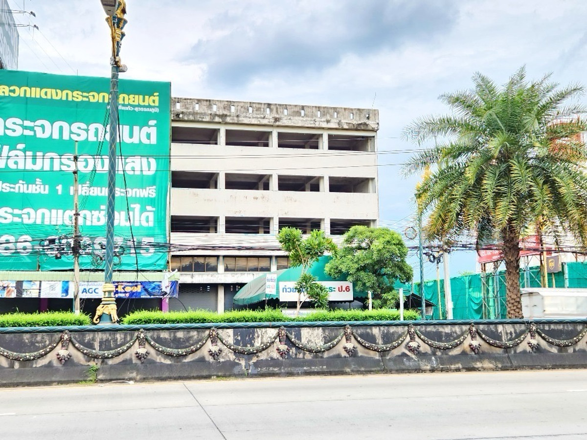 For RentShop HouseLadkrabang, Suwannaphum Airport : Commercial building for rent, 4 units, 4.5 floors, width 14 meters, next to the main road, King Kaew, Suvarnabhumi, with parking for 20 cars, connected to Bangna, Suan Luang, Lat Krabang and the expressway motorway.