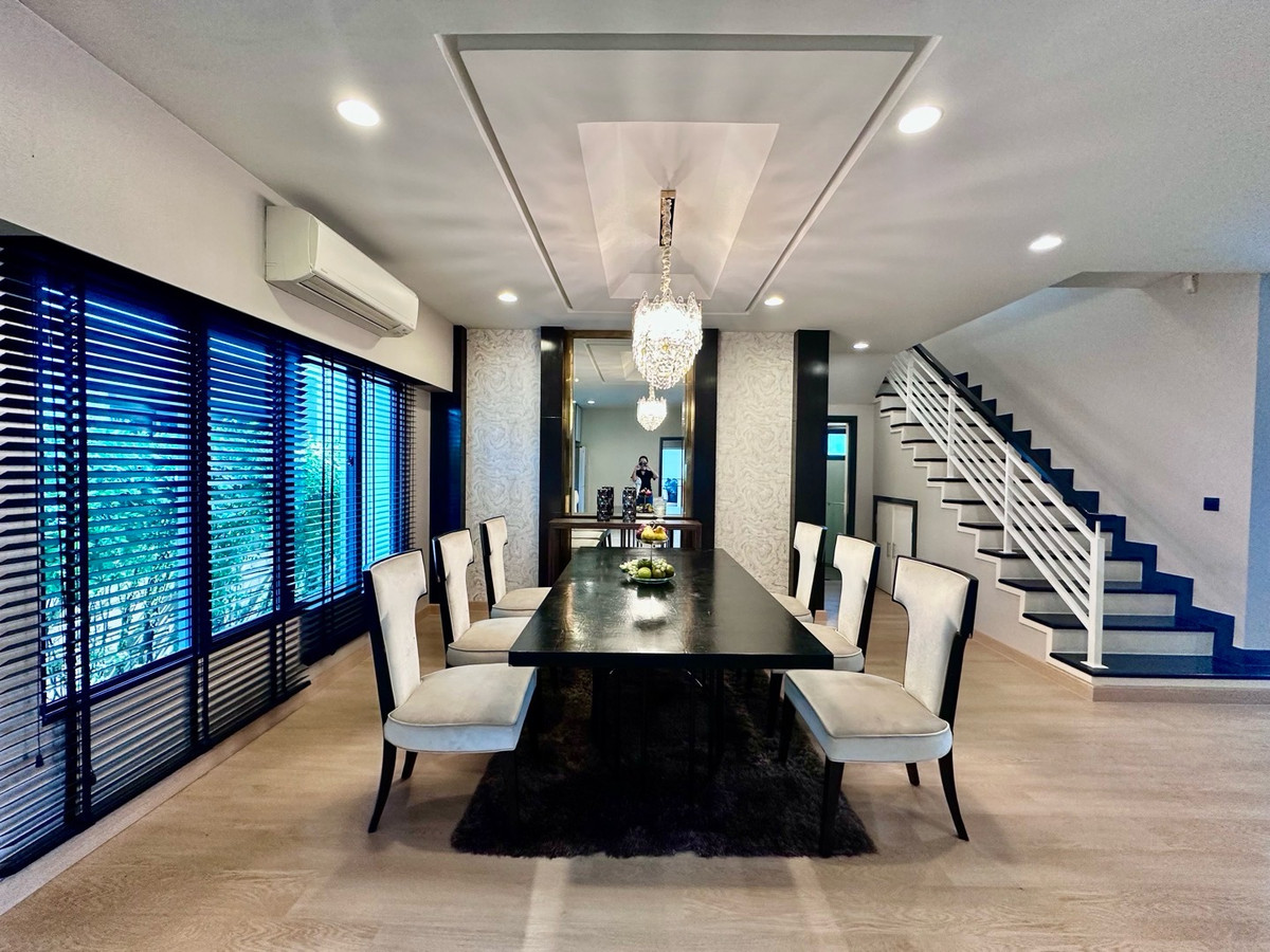 For RentHousePattanakan, Srinakarin : 💎 稀有大户型别墅！6卧5卫 + 多功能房 + 独立佣人房
距离 Brighton 国际学校仅 1 分钟，月租仅 220,000 泰铢

🌟 一次看房，看遍整个项目！同项目及周边区域还有多套房源可选 🌟

📌 可立即入住