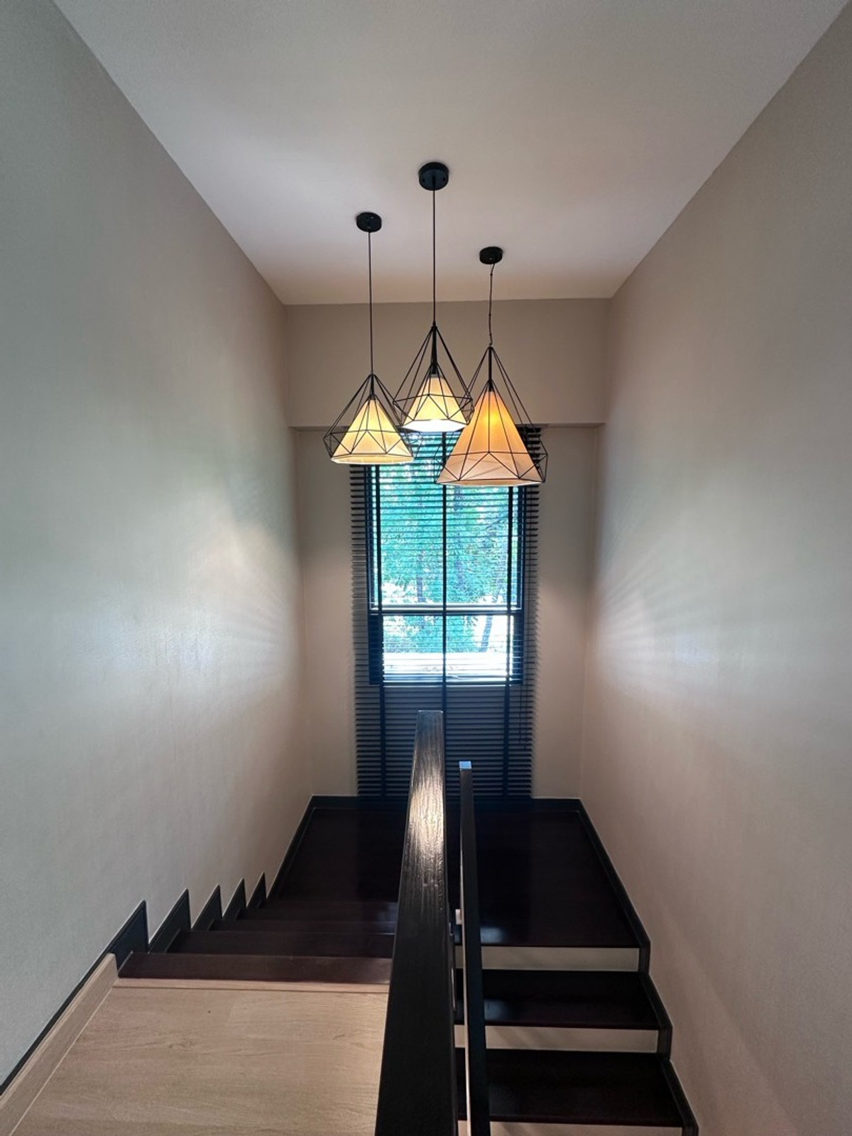 For RentHousePattanakan, Srinakarin : 💎 稀有大户型别墅！6卧5卫 + 多功能房 + 独立佣人房
距离 Brighton 国际学校仅 1 分钟，月租仅 220,000 泰铢

🌟 一次看房，看遍整个项目！同项目及周边区域还有多套房源可选 🌟

📌 可立即入住