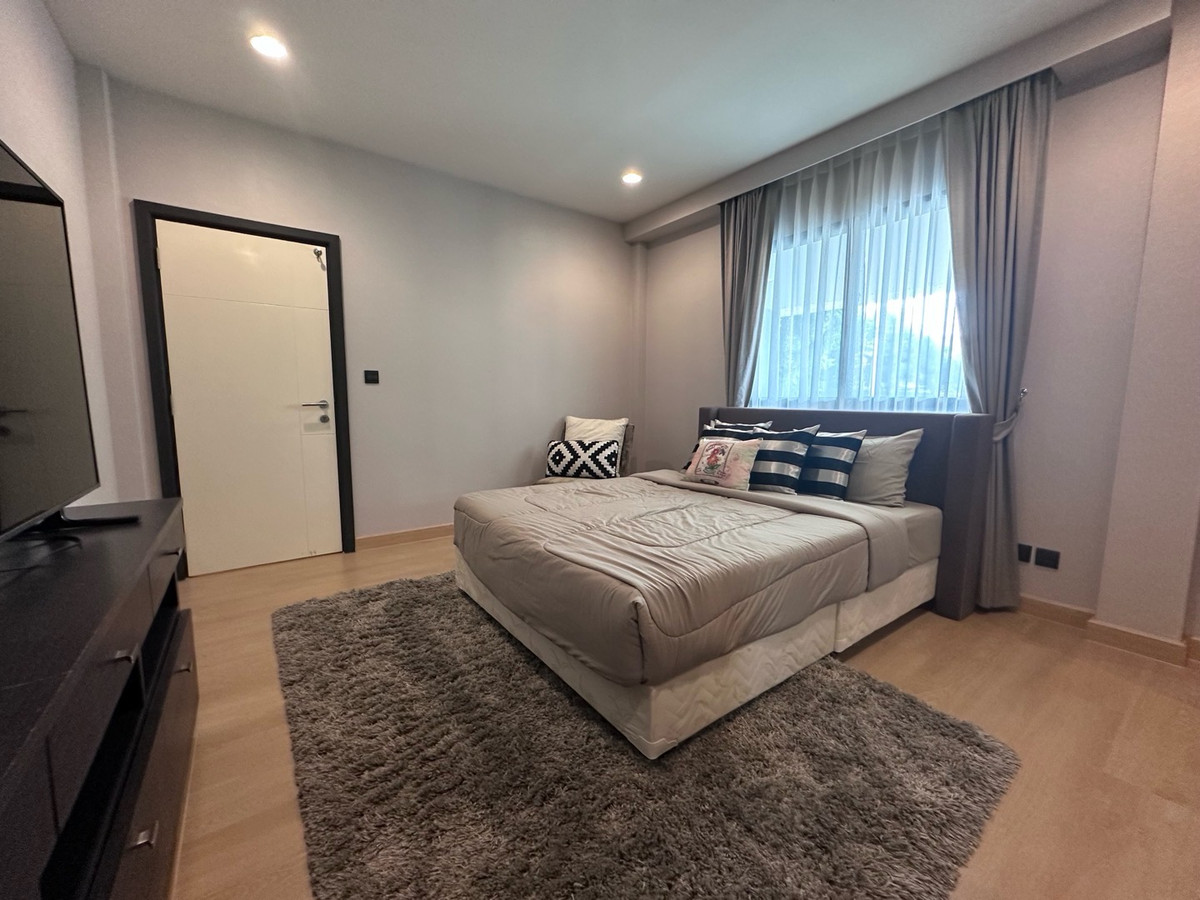 For RentHousePattanakan, Srinakarin : 💎 稀有大户型别墅！6卧5卫 + 多功能房 + 独立佣人房
距离 Brighton 国际学校仅 1 分钟，月租仅 220,000 泰铢

🌟 一次看房，看遍整个项目！同项目及周边区域还有多套房源可选 🌟

📌 可立即入住