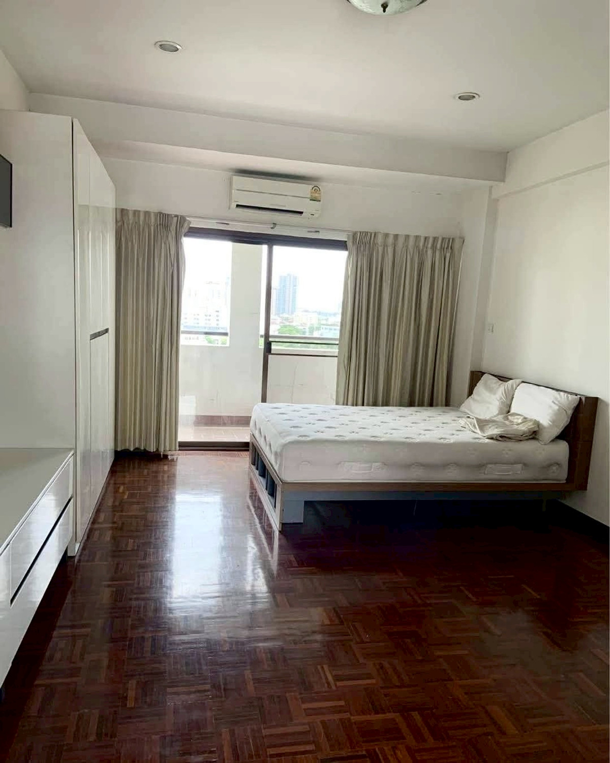 ขายคอนโดรัชดา ห้วยขวาง : ขายคอนโด ชั้น 10 วิวตึกช้าง พร้อมเฟอร์นิเจอร์เเละเครื่องใช้ไฟฟ้าครบ โครงการ ratchada terrace (AM2111)