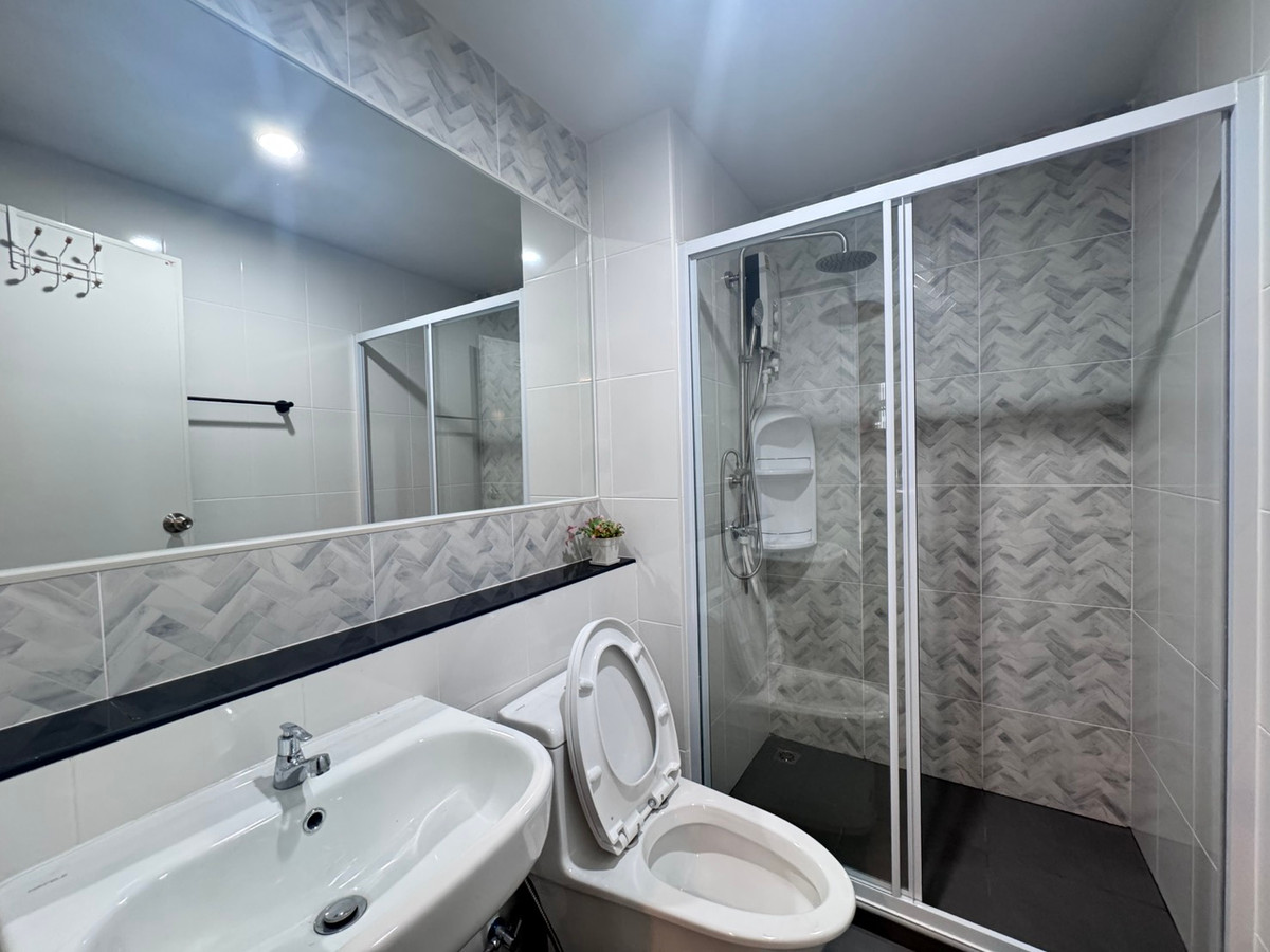 For RentCondoThaphra, Talat Phlu, Wutthakat : The room is very beautiful! Available and ready for rent, only 11,000/month. Regent Home Wuthakat near BTS. You can inquire.