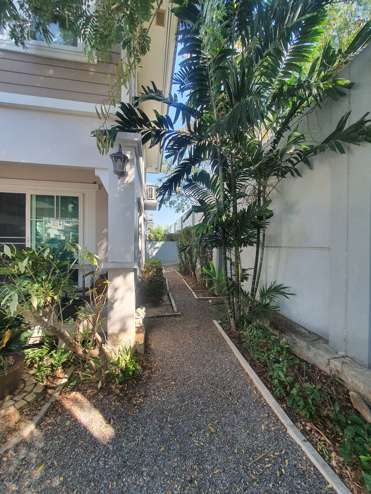 ขายบ้านพุทธมณฑล ศาลายา : ขายบ้านเดี่ยวหลังมุม ม.วิลลาจจิโอ ปิ่นเกล้า-ศาลายา จาก Land & Houses  บ้านสวย สไตล์ Urban Cottage, สวนรอบบ้านร่มรื่น, ใกล้มหาวิทยาลัยมหิดล เพียง 3 กม. 