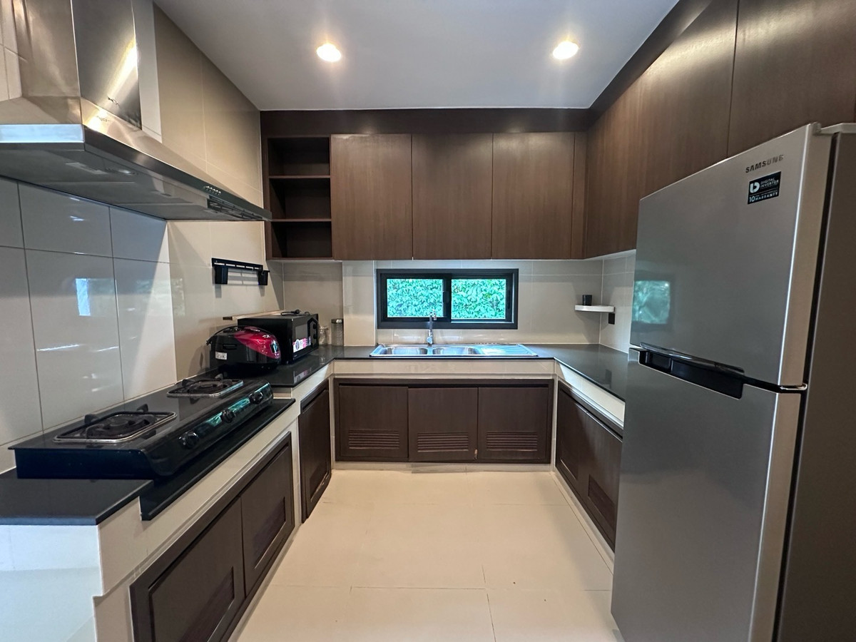 For RentHousePattanakan, Srinakarin : 💎 稀有大户型别墅！6卧5卫 + 多功能房 + 独立佣人房
距离 Brighton 国际学校仅 1 分钟，月租仅 220,000 泰铢

🌟 一次看房，看遍整个项目！同项目及周边区域还有多套房源可选 🌟

📌 可立即入住