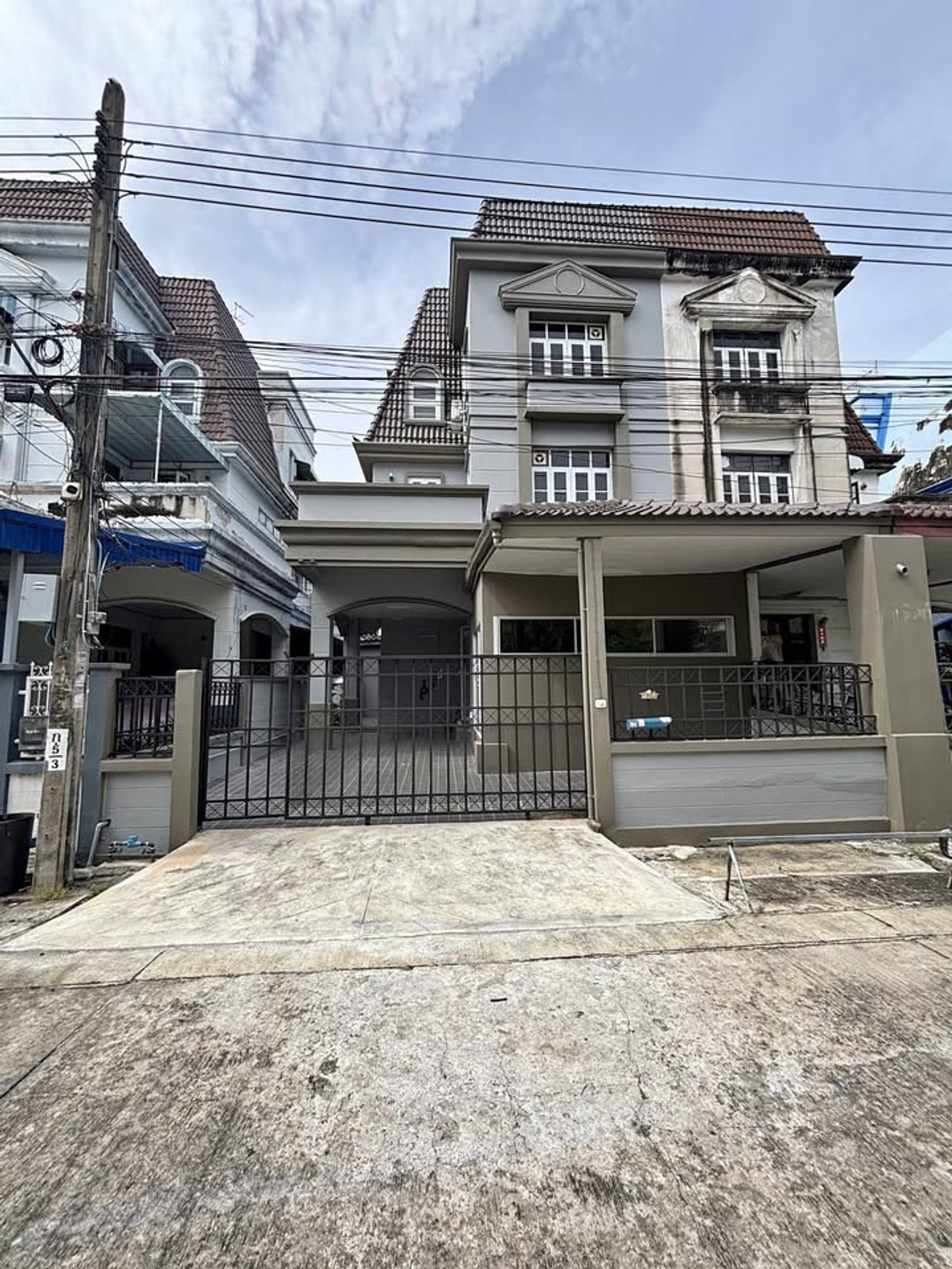 For RentHouseOnnut, Udomsuk : RH122825 3-story townhome for rent, Soi On Nut 39 / Srinakarin 24, 10 minutes walk to Kelantan BTS station (yellow line)