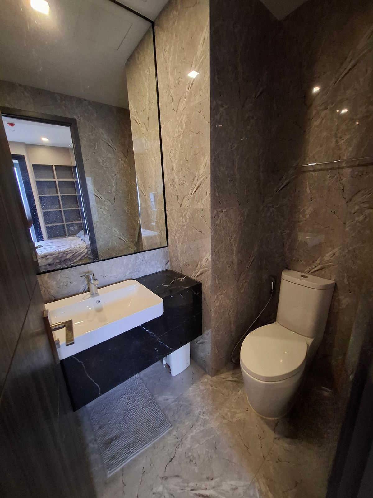 For RentCondoSukhumvit, Asoke, Thonglor : 🏛️Hotel-Style Luxury: City View & Valuables Display Drawer in Asoke