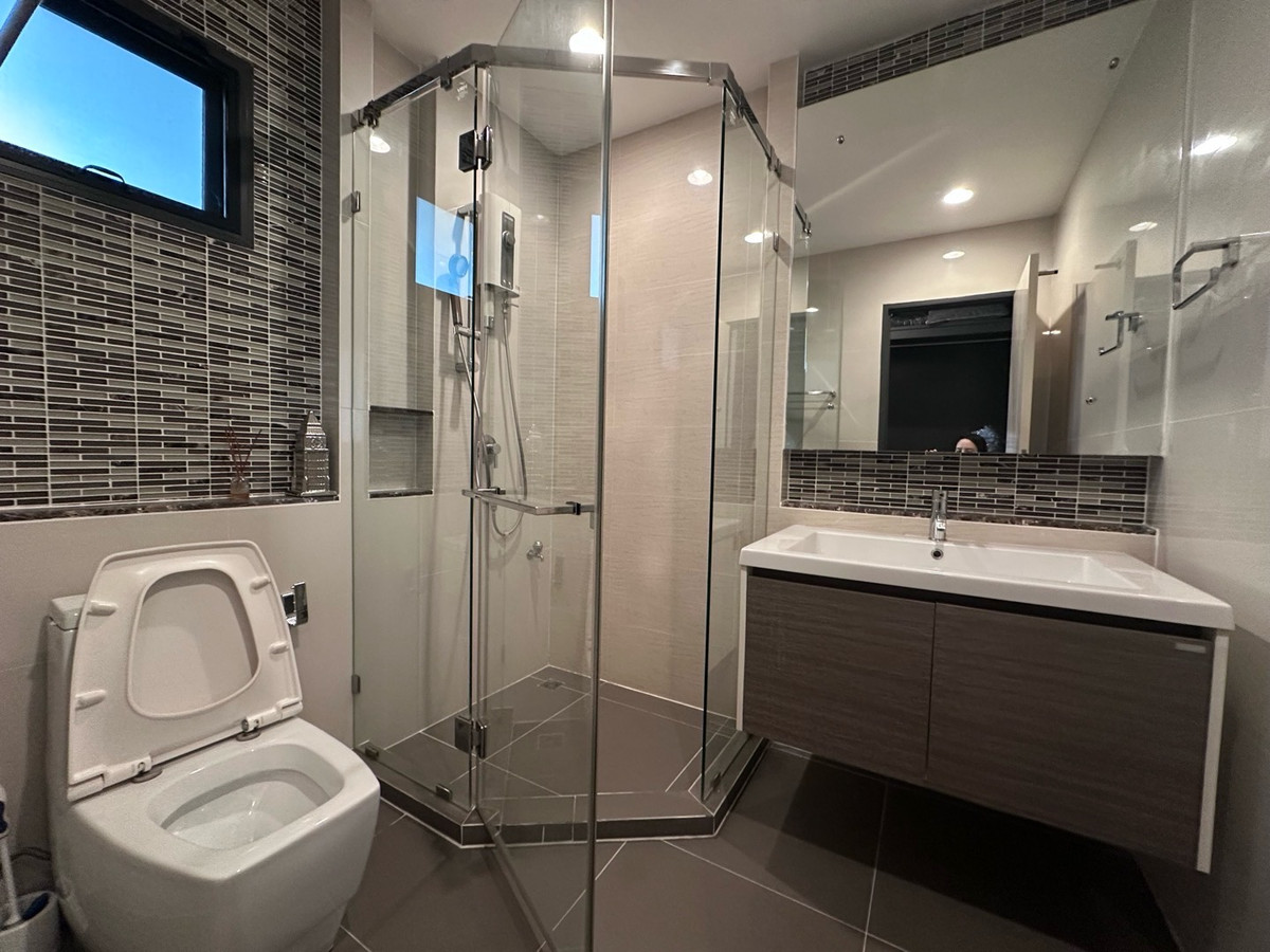 For RentHousePattanakan, Srinakarin : 💎 稀有大户型别墅！6卧5卫 + 多功能房 + 独立佣人房
距离 Brighton 国际学校仅 1 分钟，月租仅 220,000 泰铢

🌟 一次看房，看遍整个项目！同项目及周边区域还有多套房源可选 🌟

📌 可立即入住