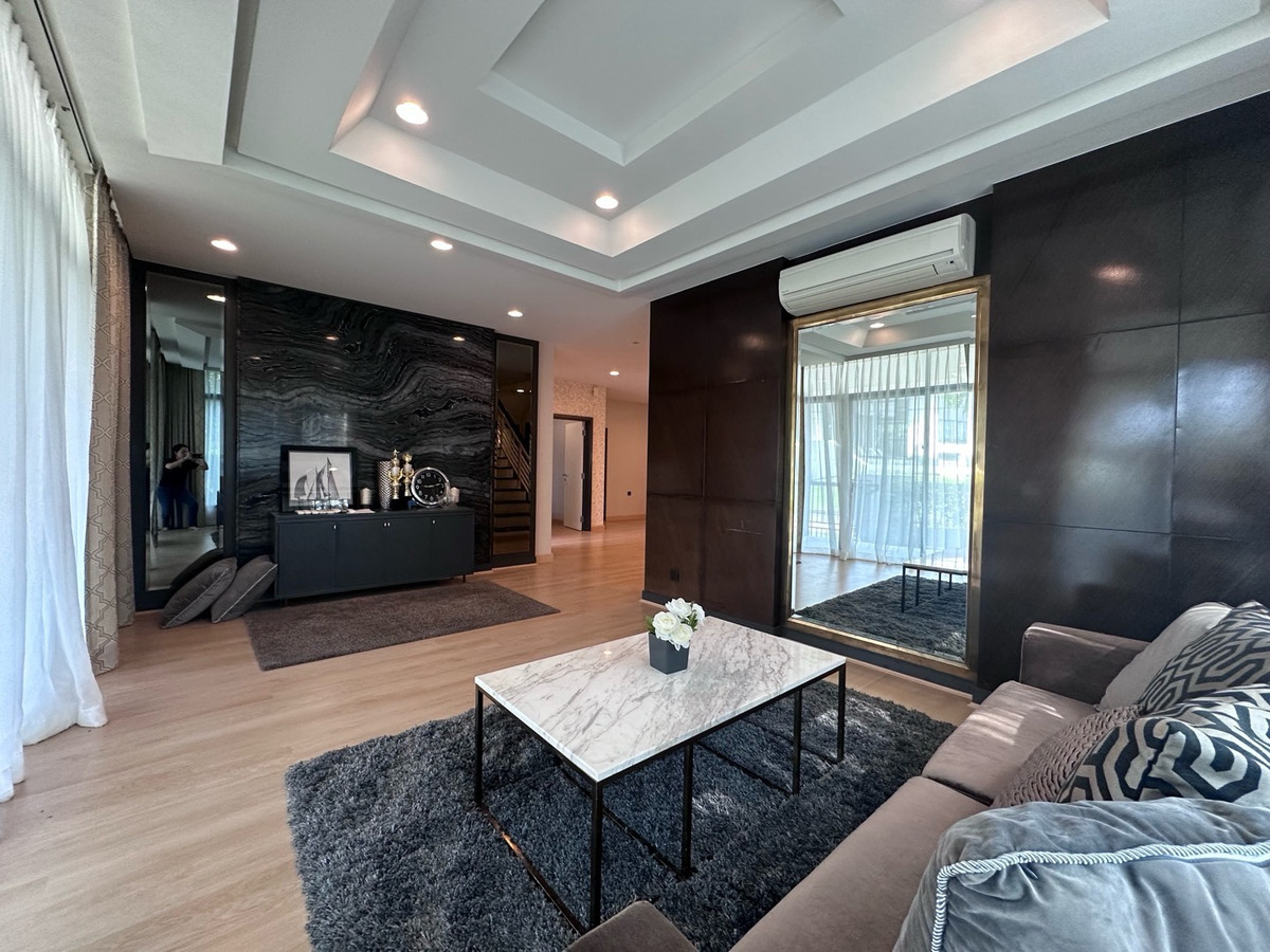 For RentHousePattanakan, Srinakarin : 💎 稀有大户型别墅！6卧5卫 + 多功能房 + 独立佣人房
距离 Brighton 国际学校仅 1 分钟，月租仅 220,000 泰铢

🌟 一次看房，看遍整个项目！同项目及周边区域还有多套房源可选 🌟

📌 可立即入住