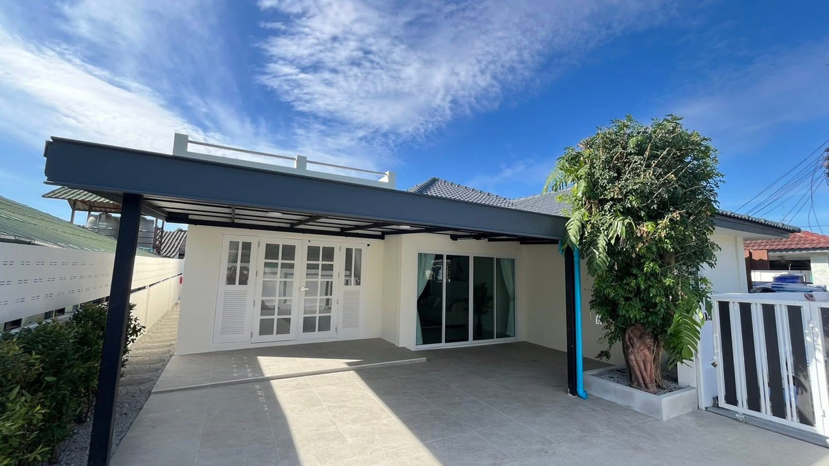 For SaleHousePattaya, Bangsaen, Chonburi : Corner house with mezzanine, fully furnished ✨ Pattaya Rungrueng / 3 bedrooms (for sale), Pattaya Rungrueng / 3 Bedrooms (FOR SALE) BEWN036