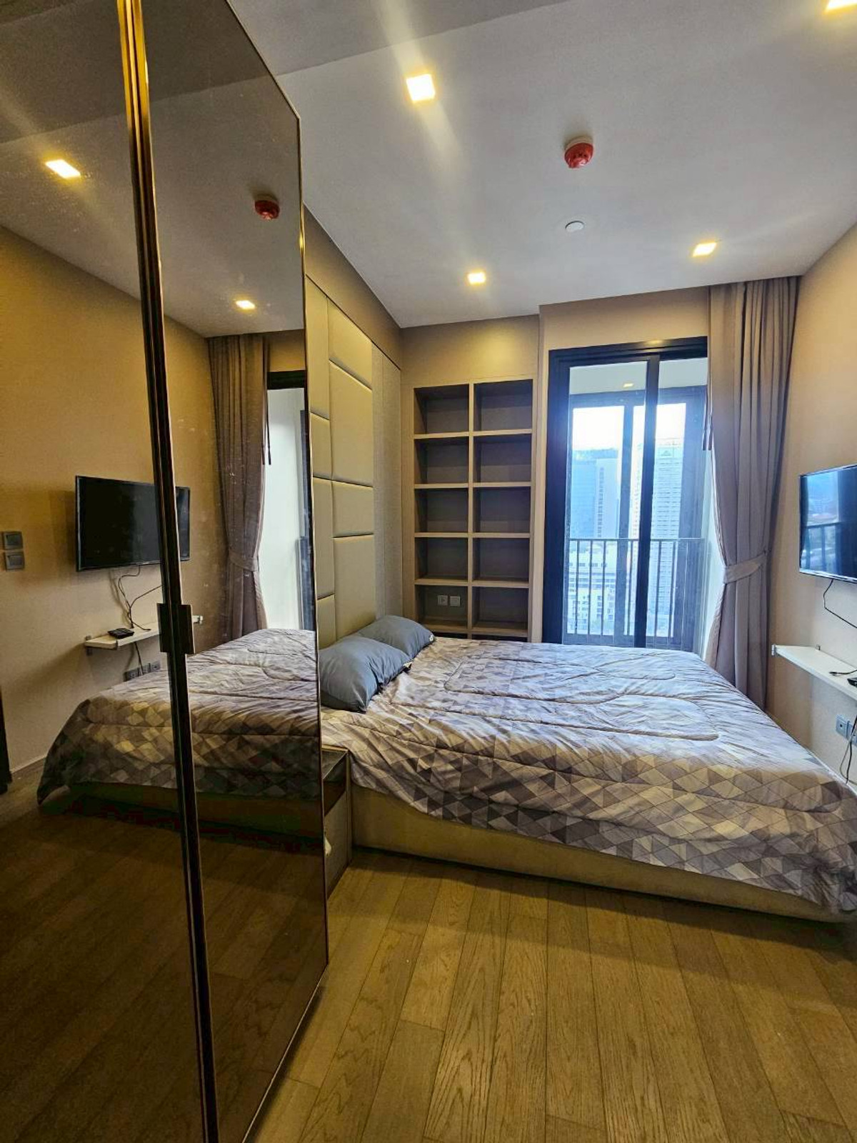 For RentCondoSukhumvit, Asoke, Thonglor : 🏛️Hotel-Style Luxury: City View & Valuables Display Drawer in Asoke