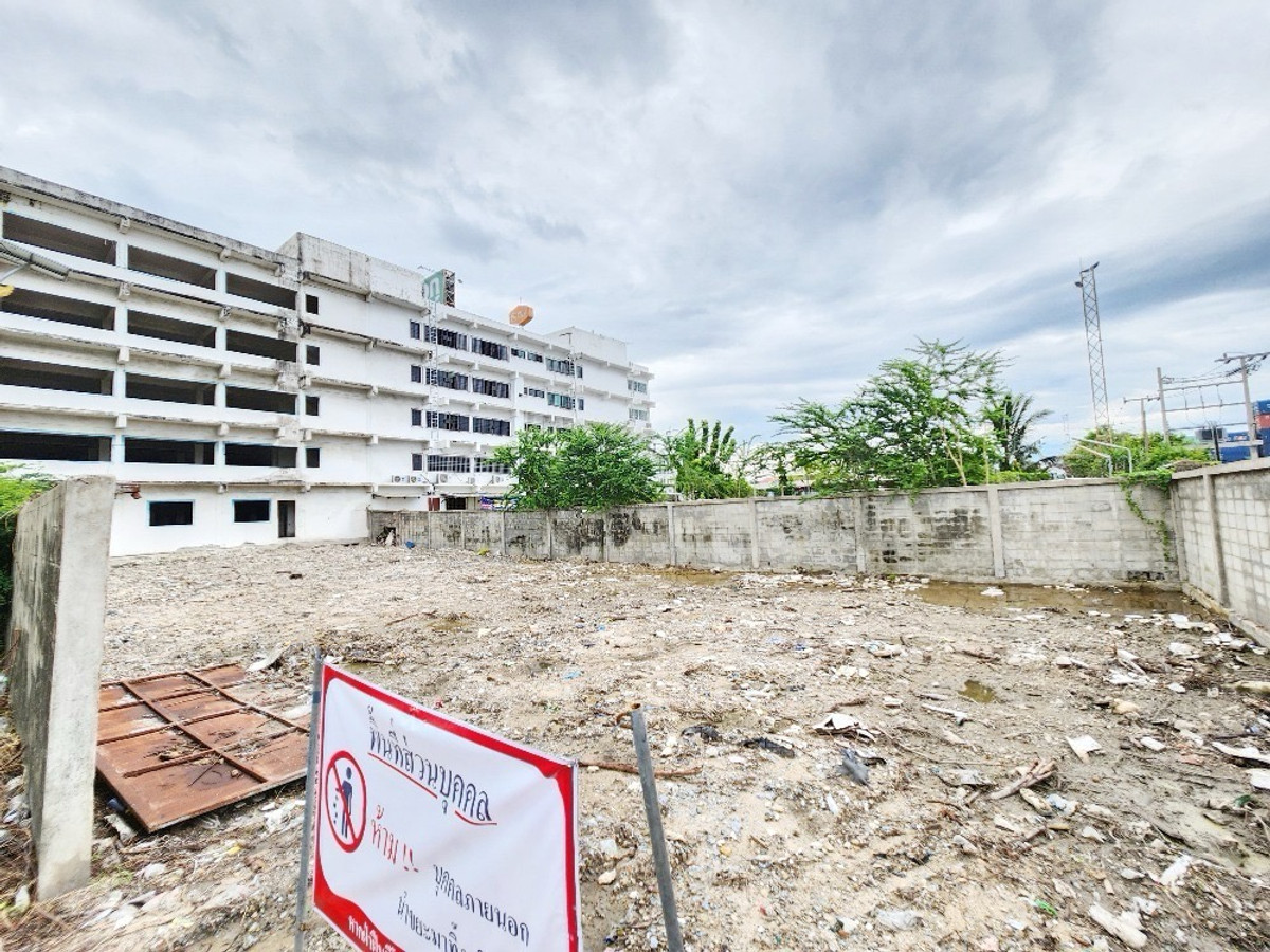 For RentShop HouseLadkrabang, Suwannaphum Airport : Commercial building for rent, 4 units, 4.5 floors, width 14 meters, next to the main road, King Kaew, Suvarnabhumi, with parking for 20 cars, connected to Bangna, Suan Luang, Lat Krabang and the expressway motorway.